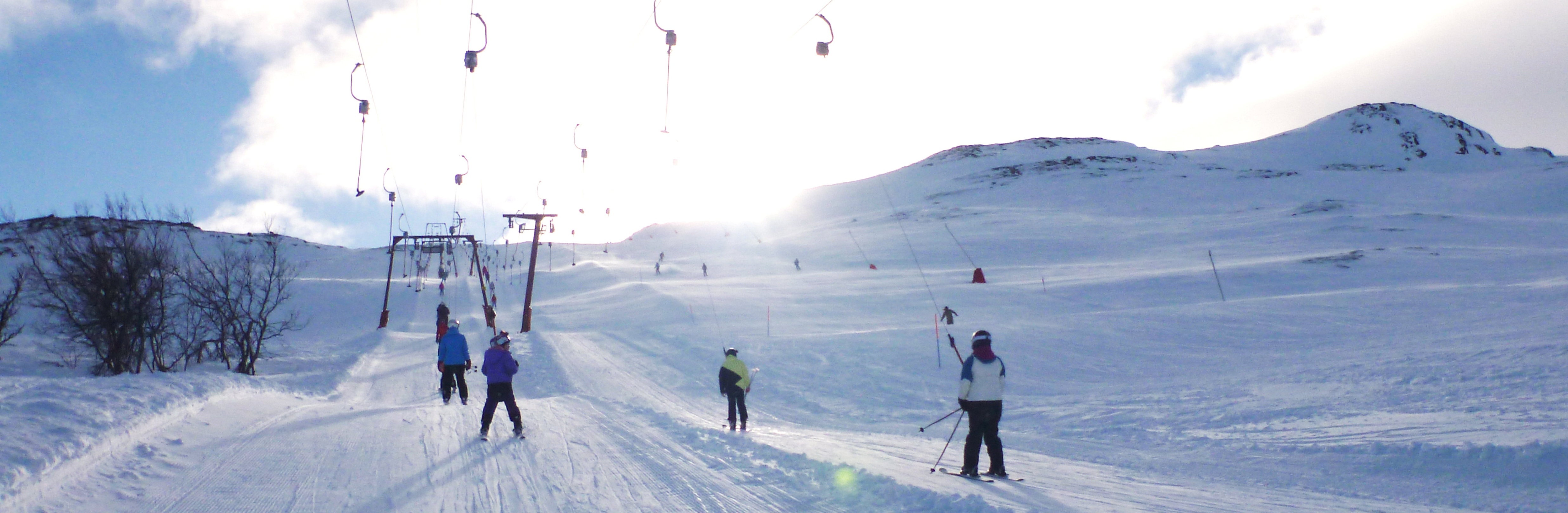 KONTRASTER: Vintersportstedet Hemsedal (øverst) blir knyttet sammen med sommerparadiset Hvaler (nederst) i den nye storregionen Viken, som erstatter dagens Akershus, Østfold og Buskerud.FOTO: NTB SCANPIX