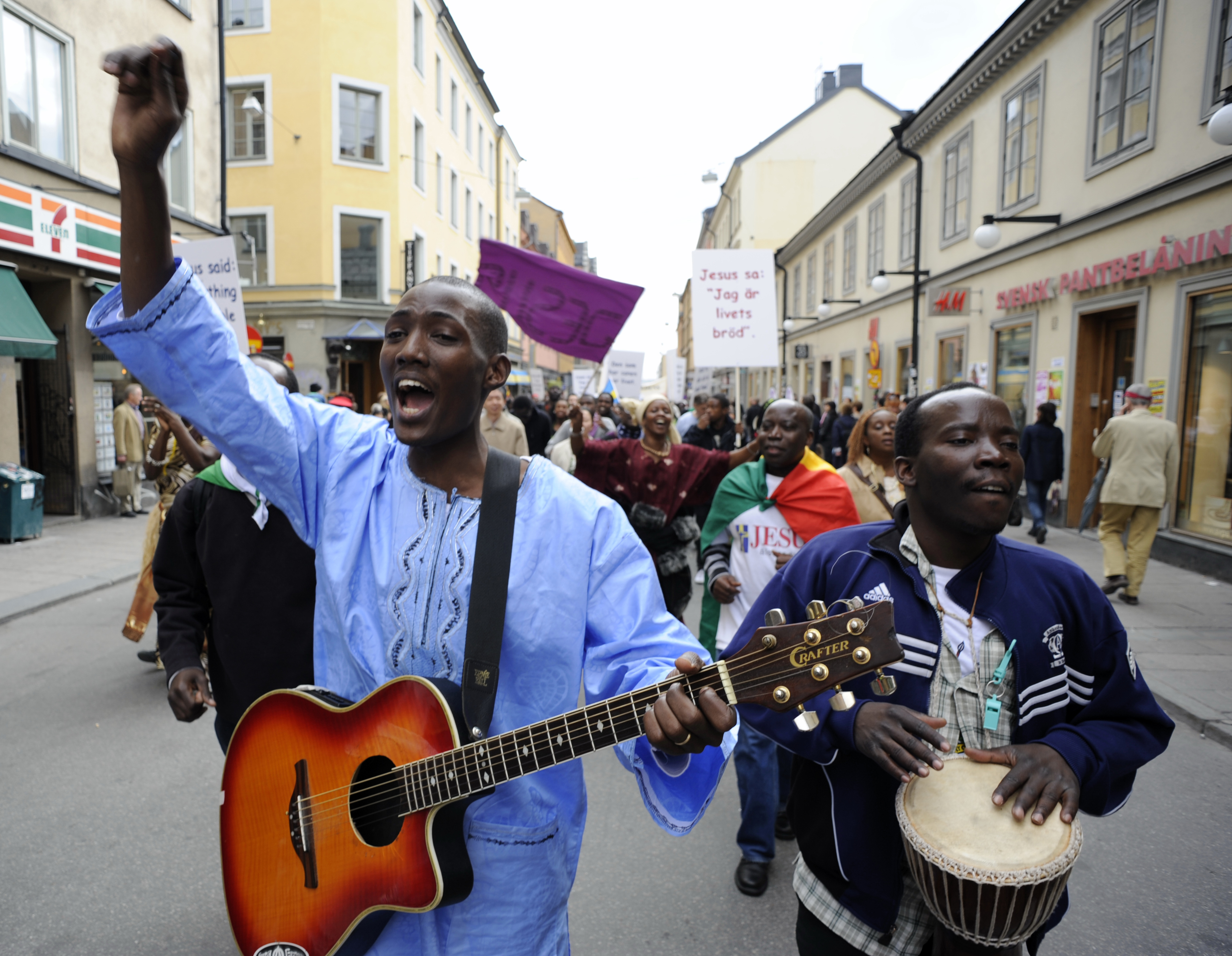 Jesusmanifestationen i Stockholm den 3 maj 2008. Gemensam vandring/marsch med musik, dans, plakat, skyltar och banderoller från Medborgarplatsen till Kungsträdgården.