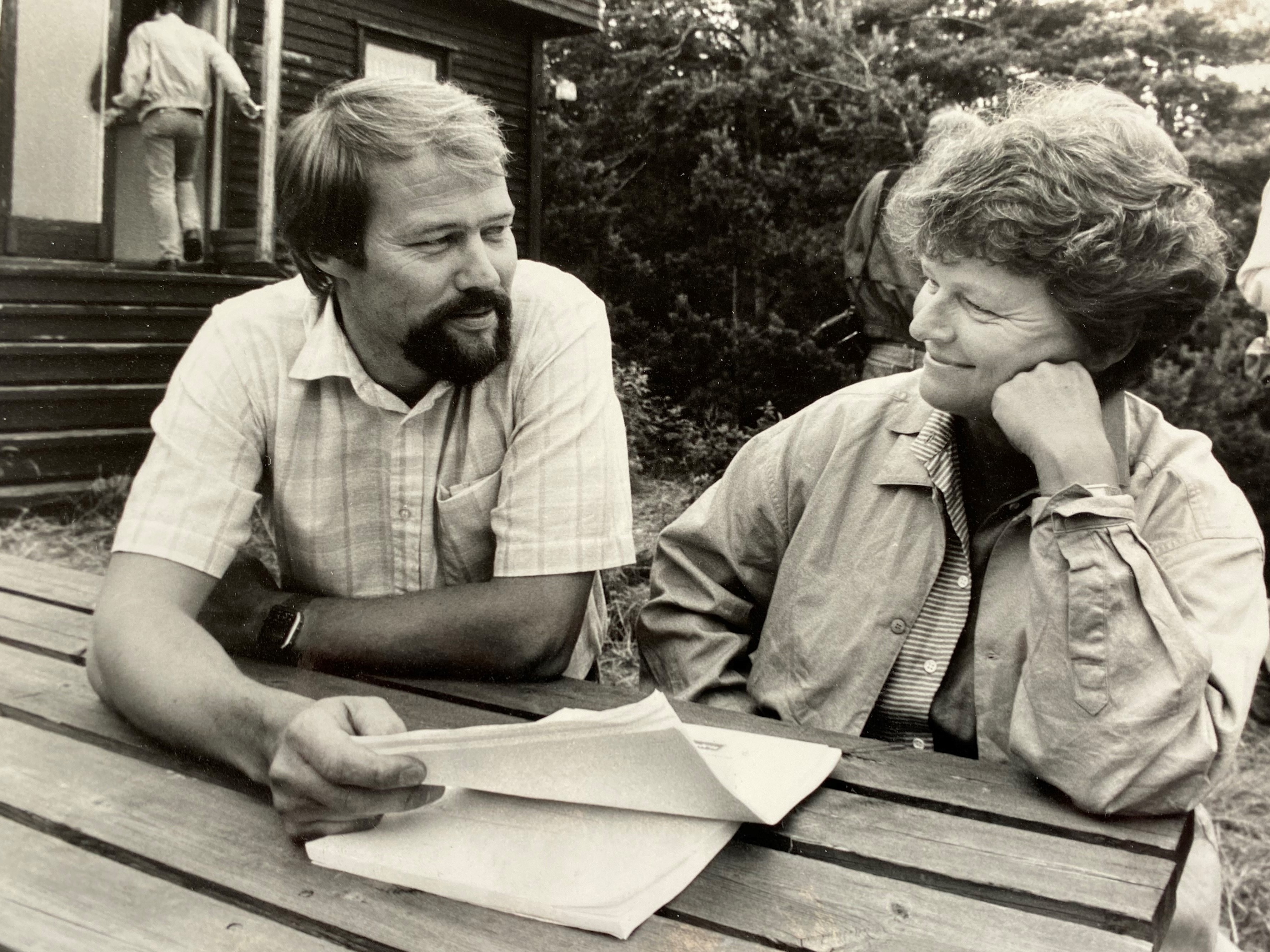 Svein Roald Hansen og Gro Harlem Brundtland utenfor sistnevntes hytte i Helleskilen i Fredrikstad.