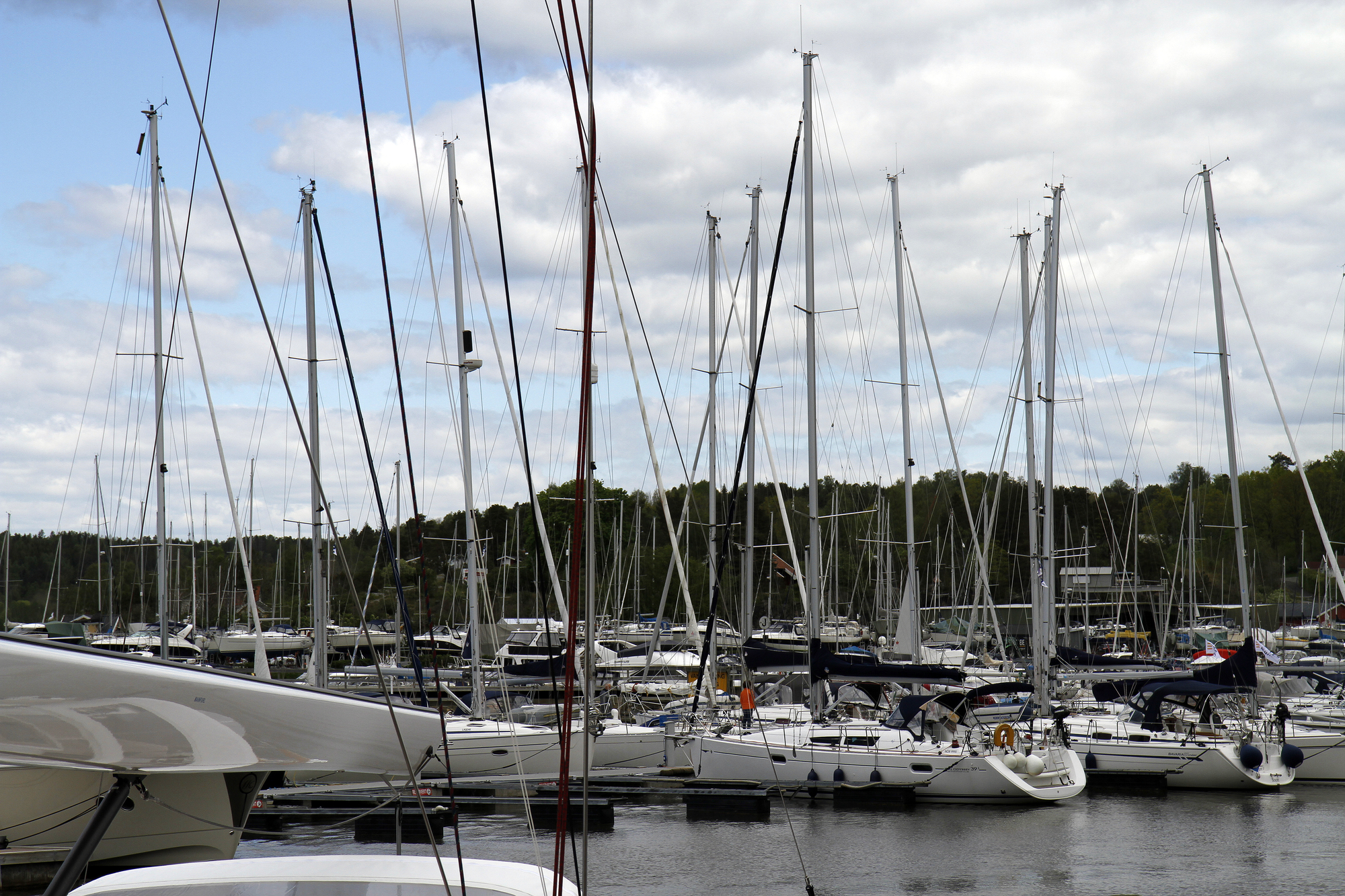 I høysesongen er det ofte trangt om plassen ved landets gjestehavner. Det kan være krevende å legge til, da er det viktig at man vet hvordan båten oppfører seg.