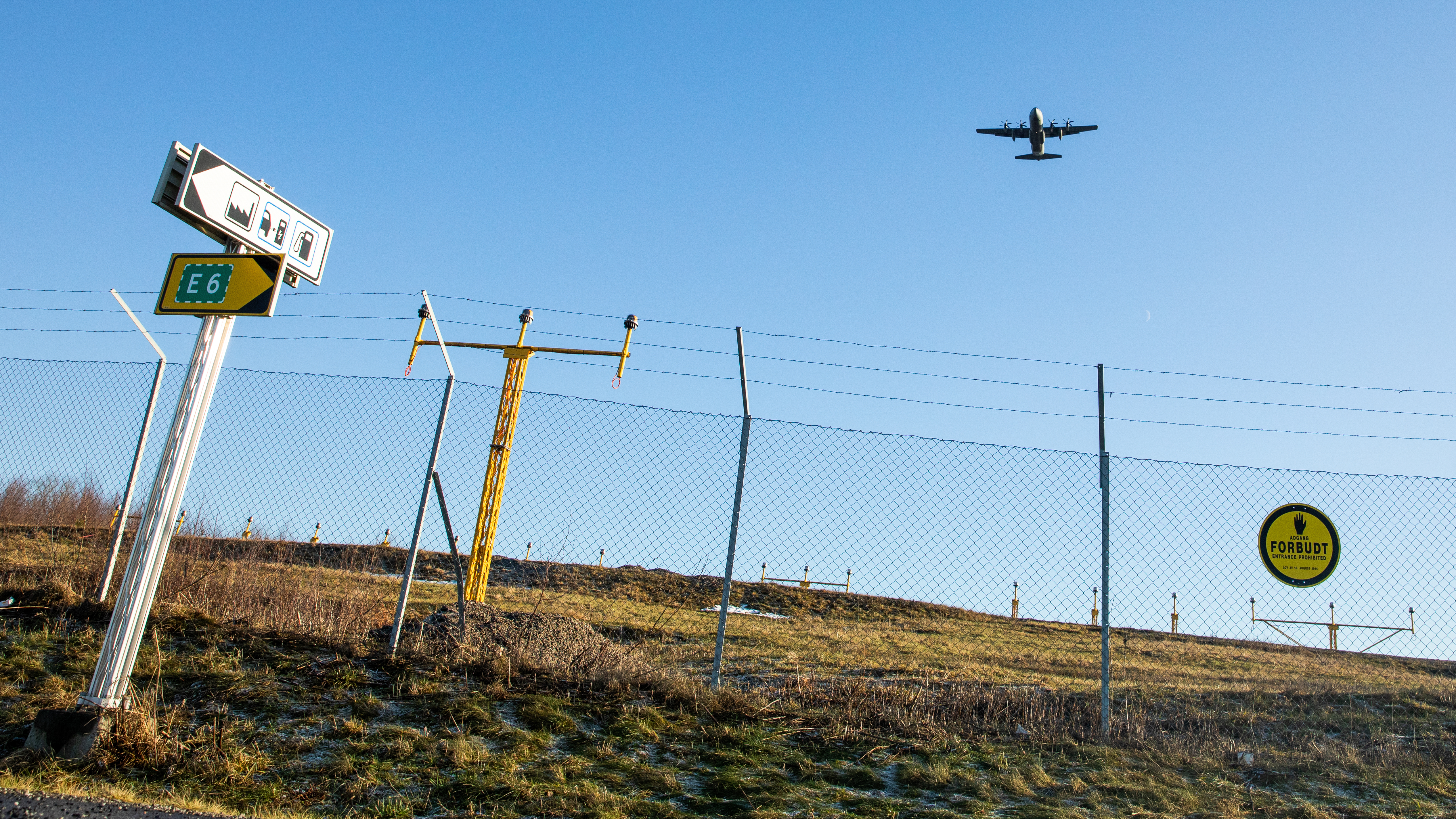 Forsvaret mener den sivile utbyggingen nær flyplassen utgjør en etterretningstrussel for aktiviteten som pågår innenfor militærgjerdet.