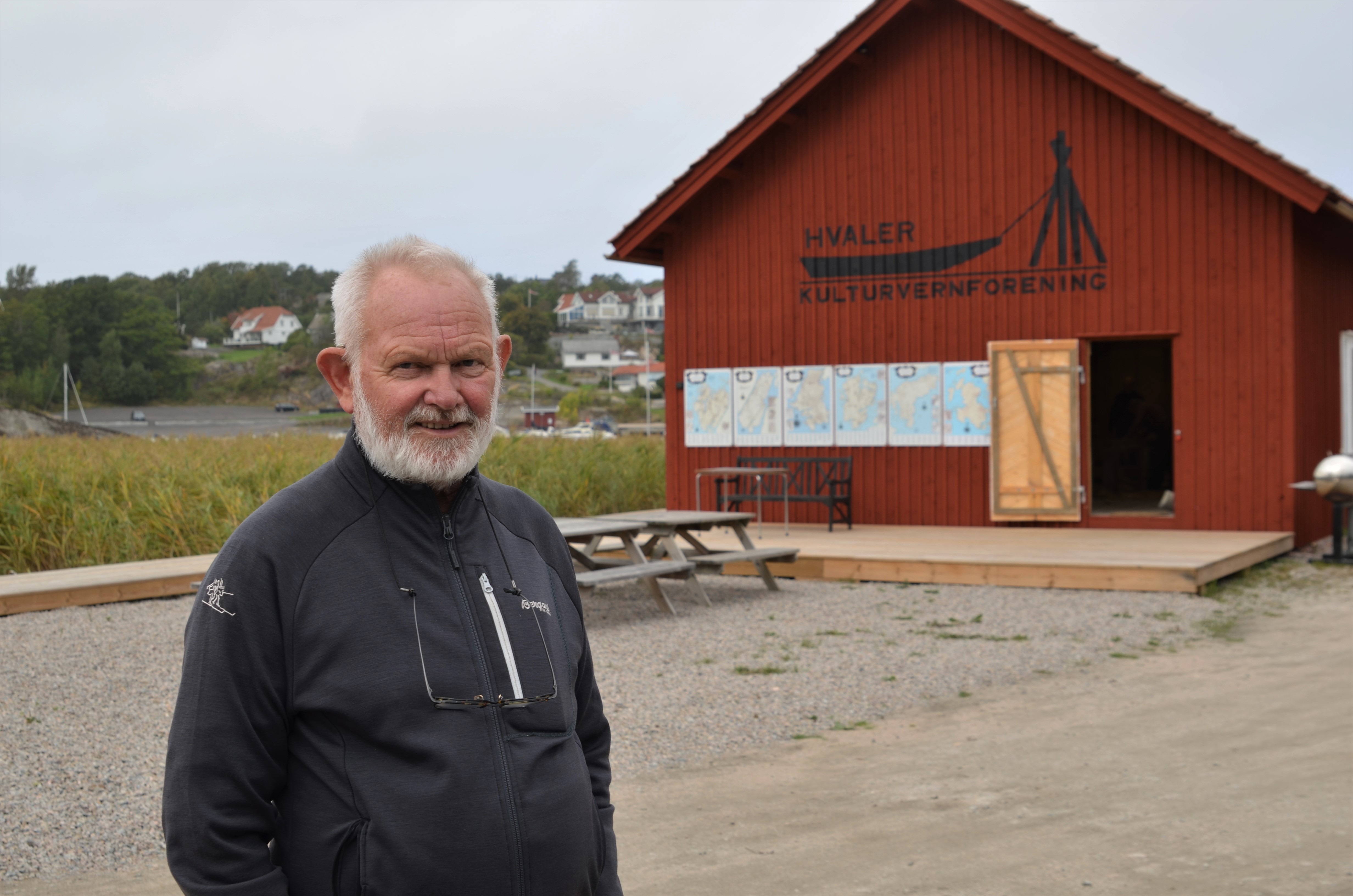 Leder av Hvaler kulturvernforening, Paul Henriksen, foran det nye båtbyggeriet ved Brottet på Spjærøy.