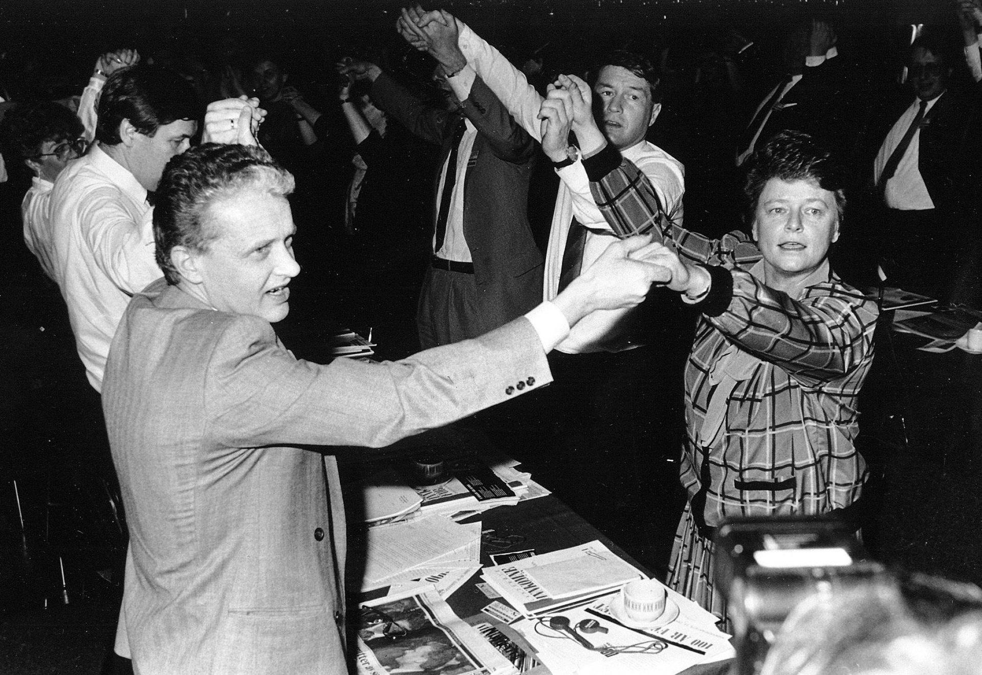 Gro Harlem Brundtland og Einar Førde med Thorbjørn Jagland under Arbeiderpartiets landsmøte i 1987. Nå blir maktkampen om Gro til NRK-drama. Foto: Arkiv