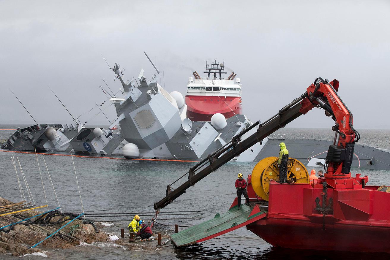 Bildet viser den havarerte fregatten Helge Ingstad.