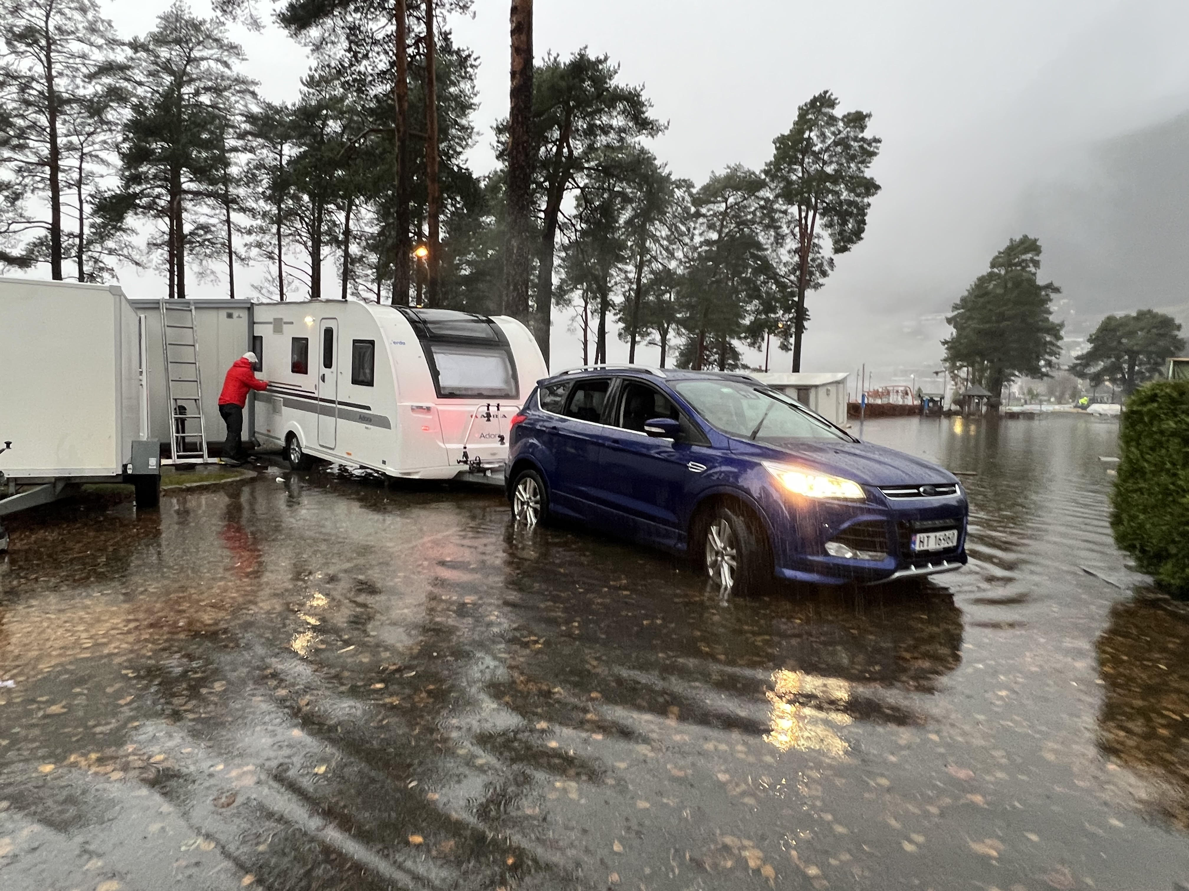 Campingvogner blir fjerna i samband med den stigande vasstanden i Vangsvatnet, som fløymer innover Osterøy camping. Voss herad har etablert ei kommunal kriseleiing for å handtere den flaumen i heradet. Foto: Stine Carlsen / Avisa Hordaland / NTB