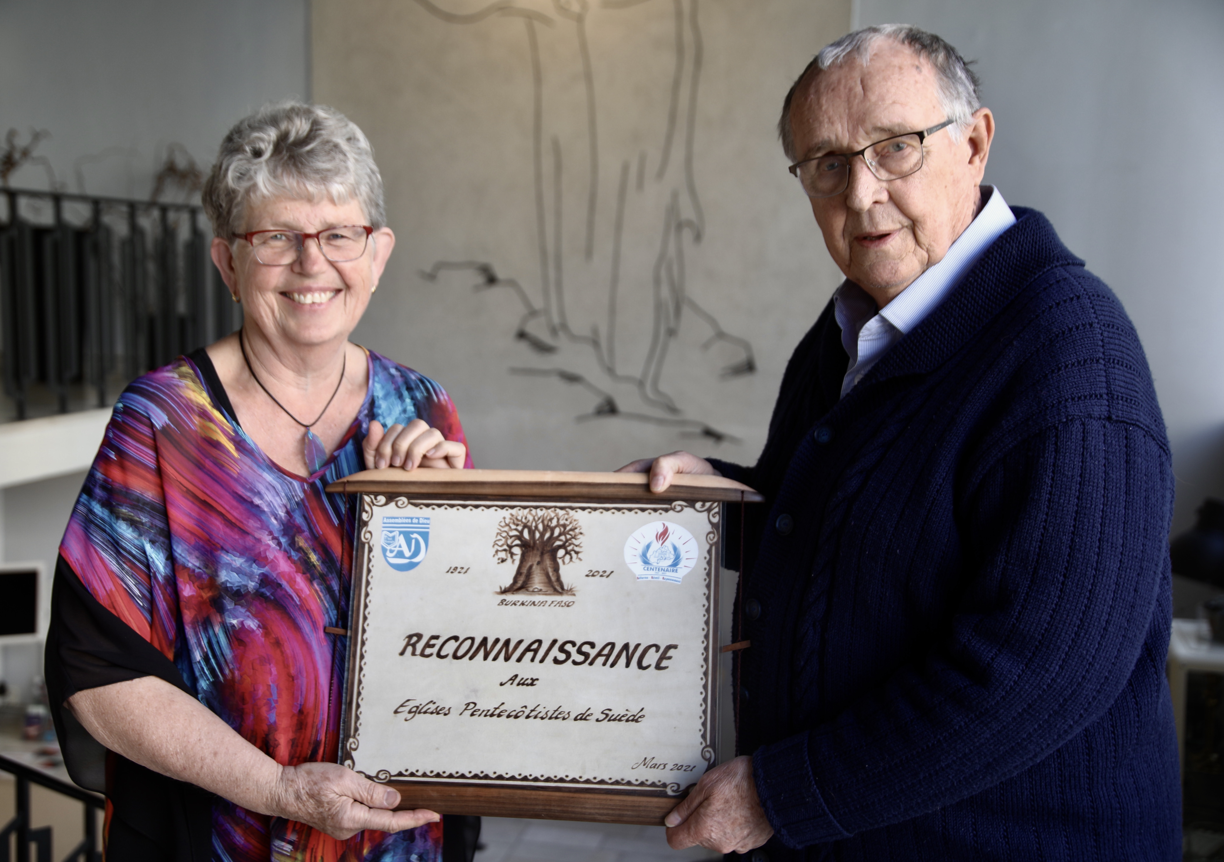 En tavla som Bertil och Ingrid Johansson fick av det 100-årsjubilerande pingstsamfundet i Burkina Faso som tack för sina mångåriga insatser i landet.