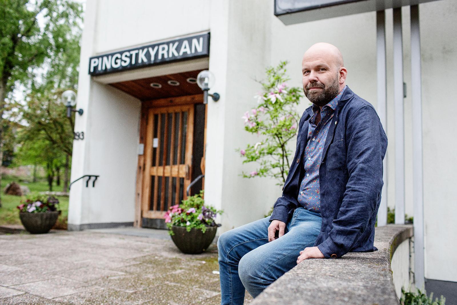 Janne Fagerström framför pingskyrkan i Sollentuna.