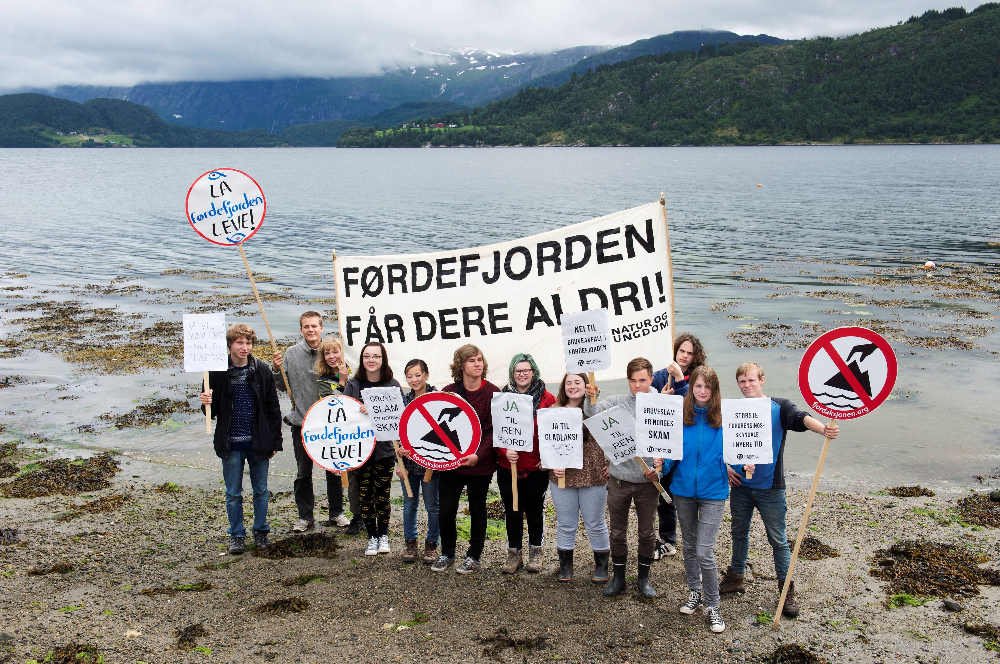 Natur og Ungdom, som i sommer  demonstrerte mot planene om deponi for gruveavfall i Førdefjorden, er blant organisasjonene som har klagd saken inn for ESA. FOTO: MARIT HOMMEDAL/NTB SCANPIX