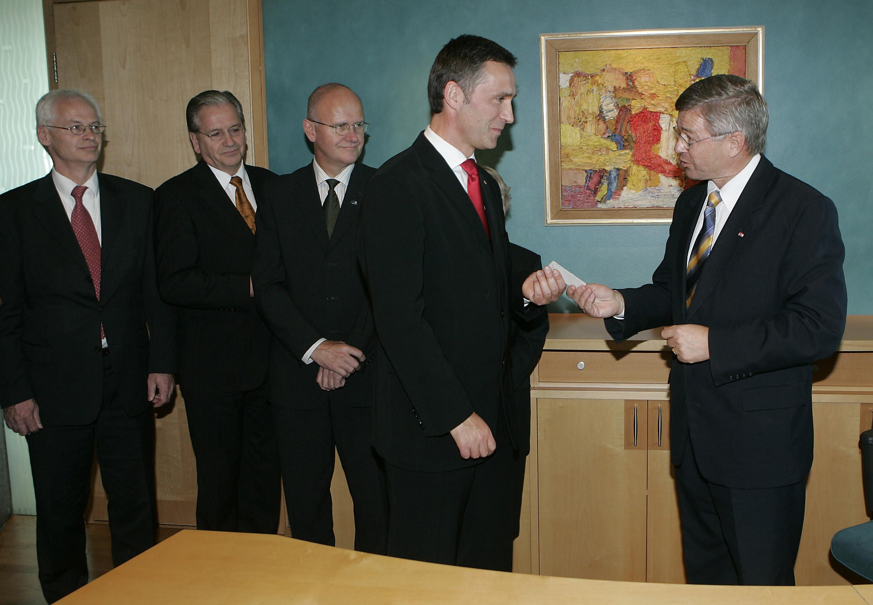 Oslo 20051017. Regjeringsskifte: ny rød/grønn regjering.  Avtroppende statsminister Kjell Magne Bondevik overrekker nøkkelkortet til kontoret til påtroppende statsminister Jens Stoltenberg under en kort seremoni på statsministerens kontor i Regjeringsbygget mandag. 
Foto: Cornelius Poppe / SCANPIX .