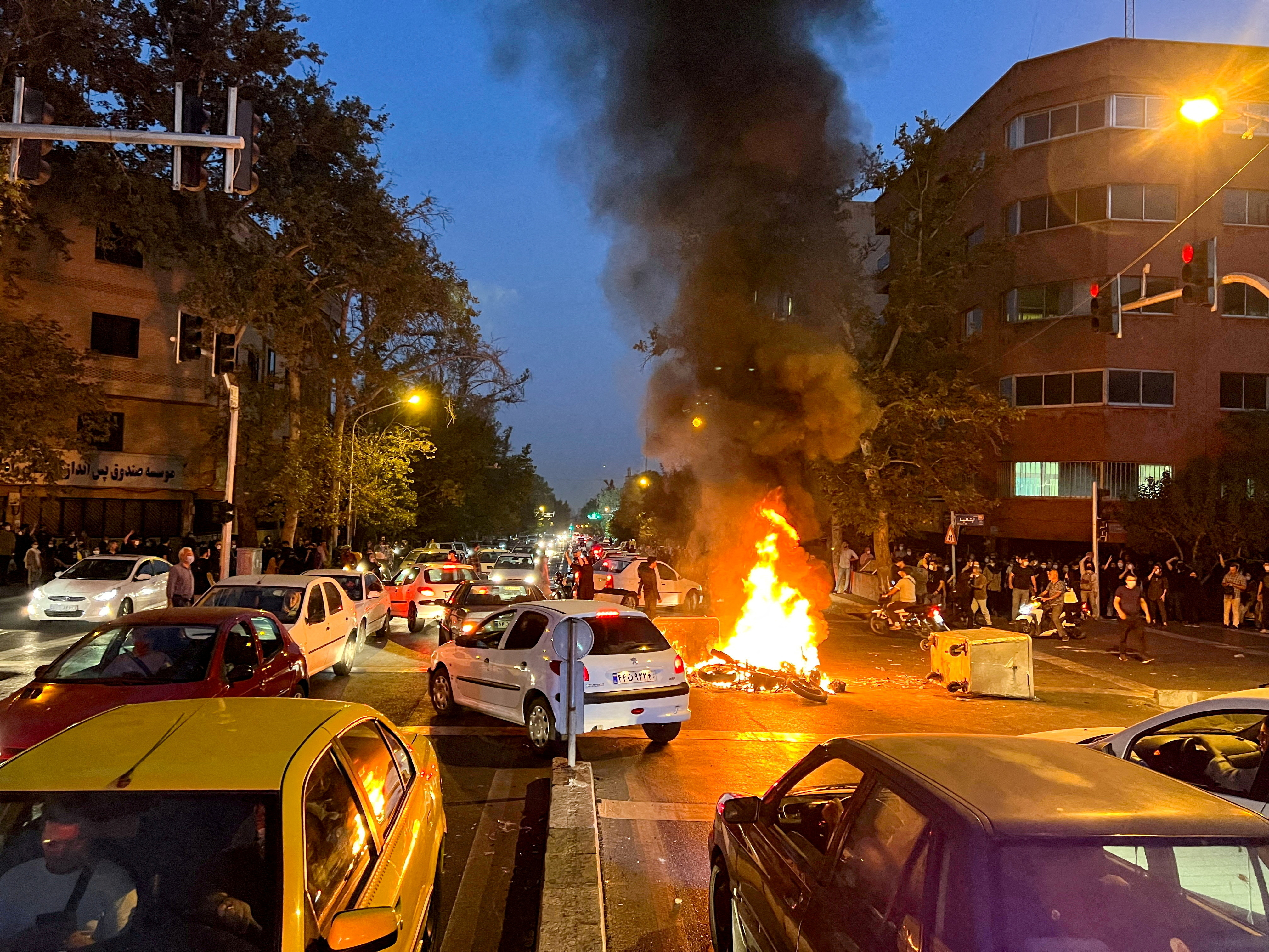 En motorsykkel brenner underveis i en protest i Teheran etter Mahsa Aminis dødsfall i september.