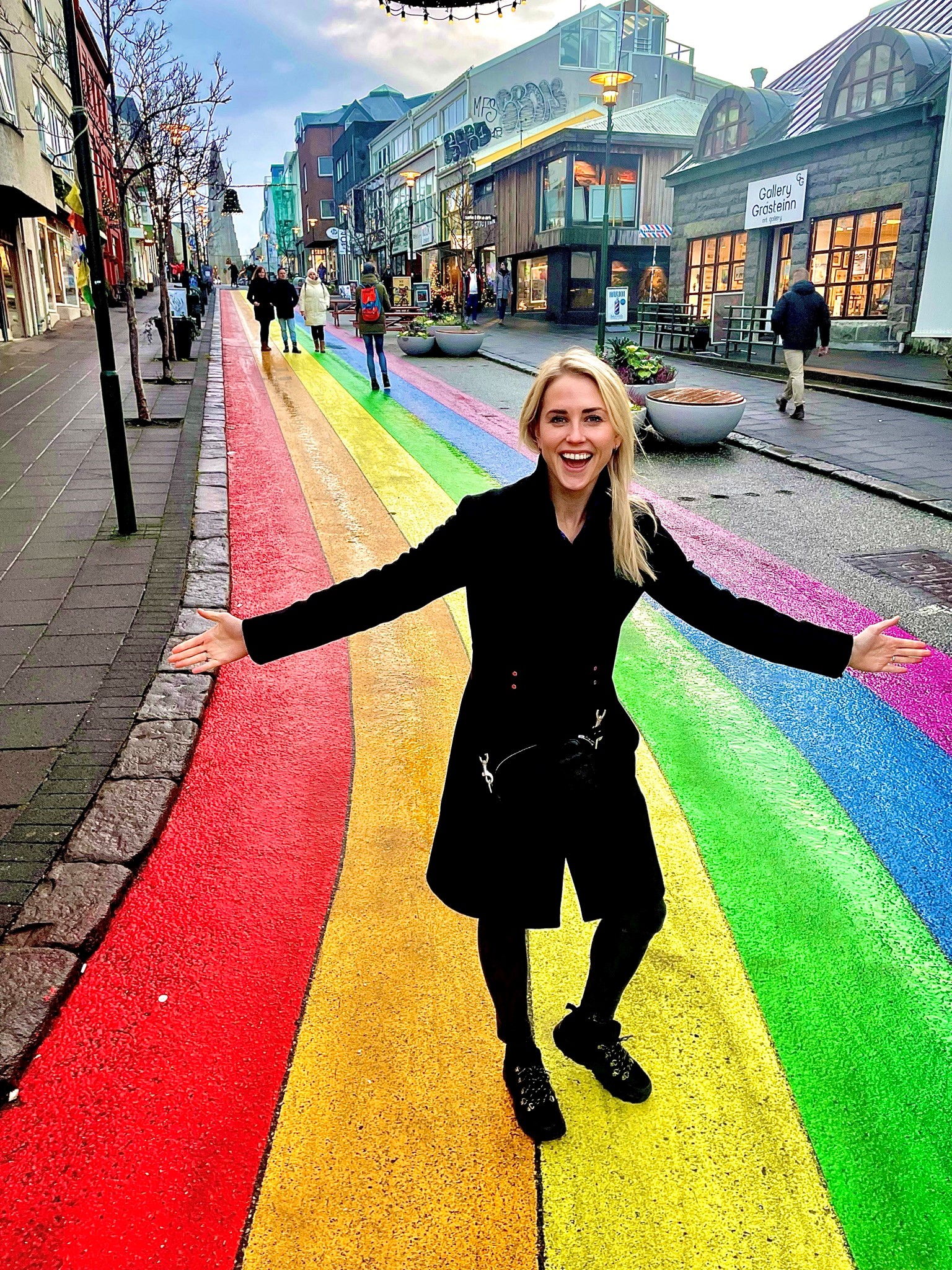 Tonje Frøystad Garvik har planene klare for Oslo Pride 2022. Her fra et besøk på Reykjavik, der gaten Skolavordustigur er malt i regnbuens farger på permanent basis.
