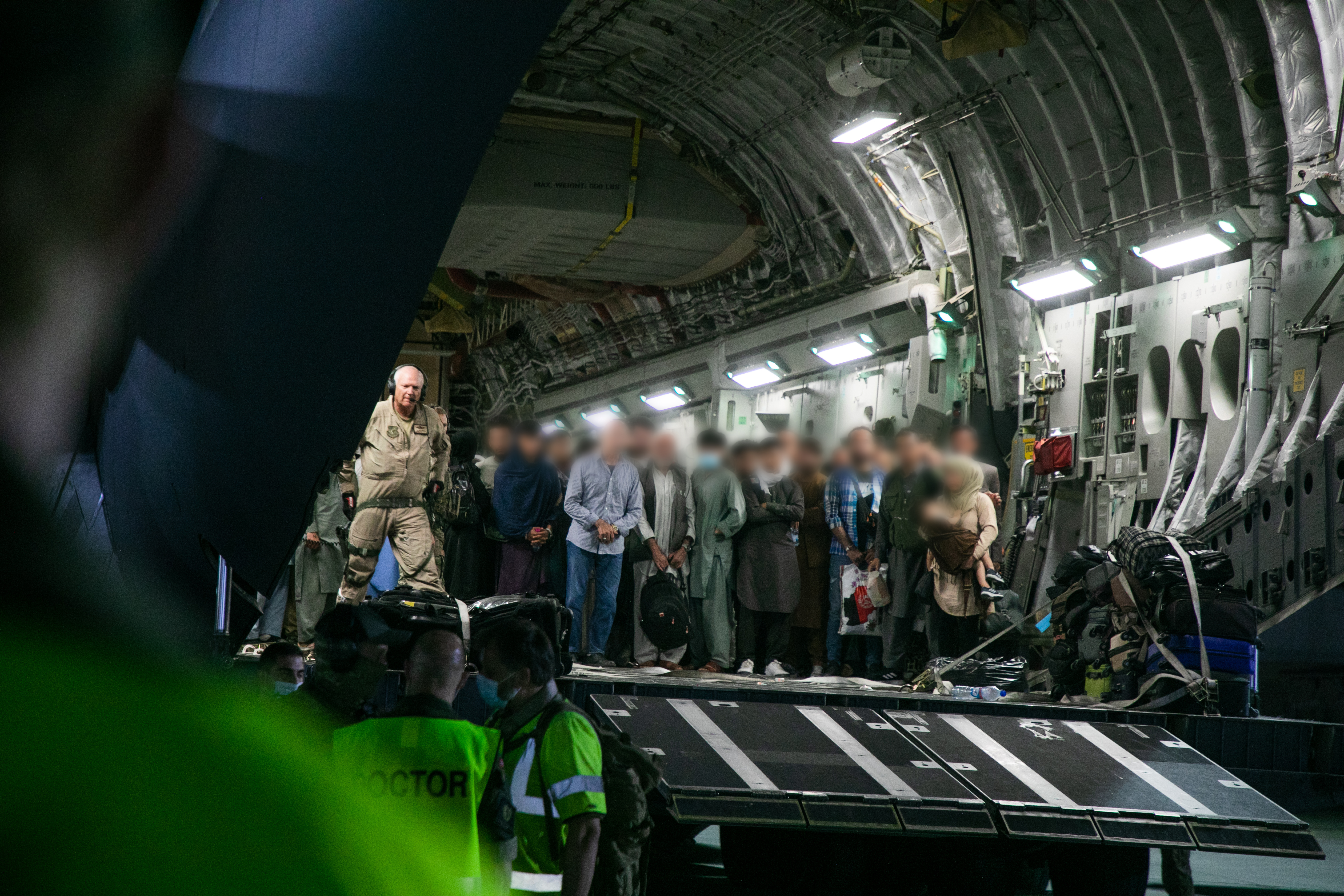 Sivile Afghanere blir evakuert ut av Kabul i Afghanistan og fløyet i luftbro til Tblisi i Georgia for videre evakuering. Her ankommer evakuerte Tblisi med et C-17 Globemaster III fly.