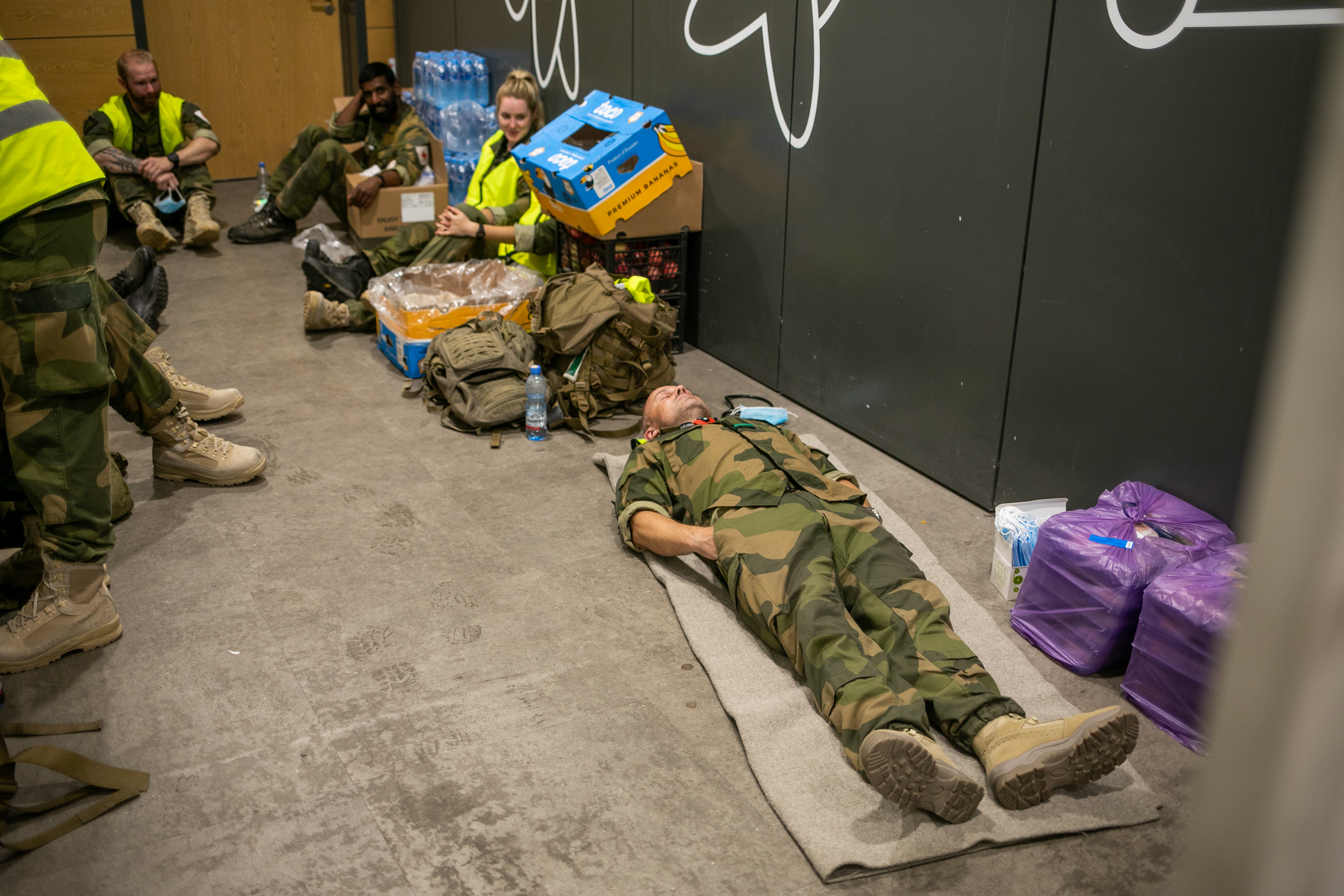 Soldater fra Brig Nord er på Tblisi Internasjonale flyplass og bistår iarbeidet med evakueringen av sivile ut av Kabul i Afghanistan.