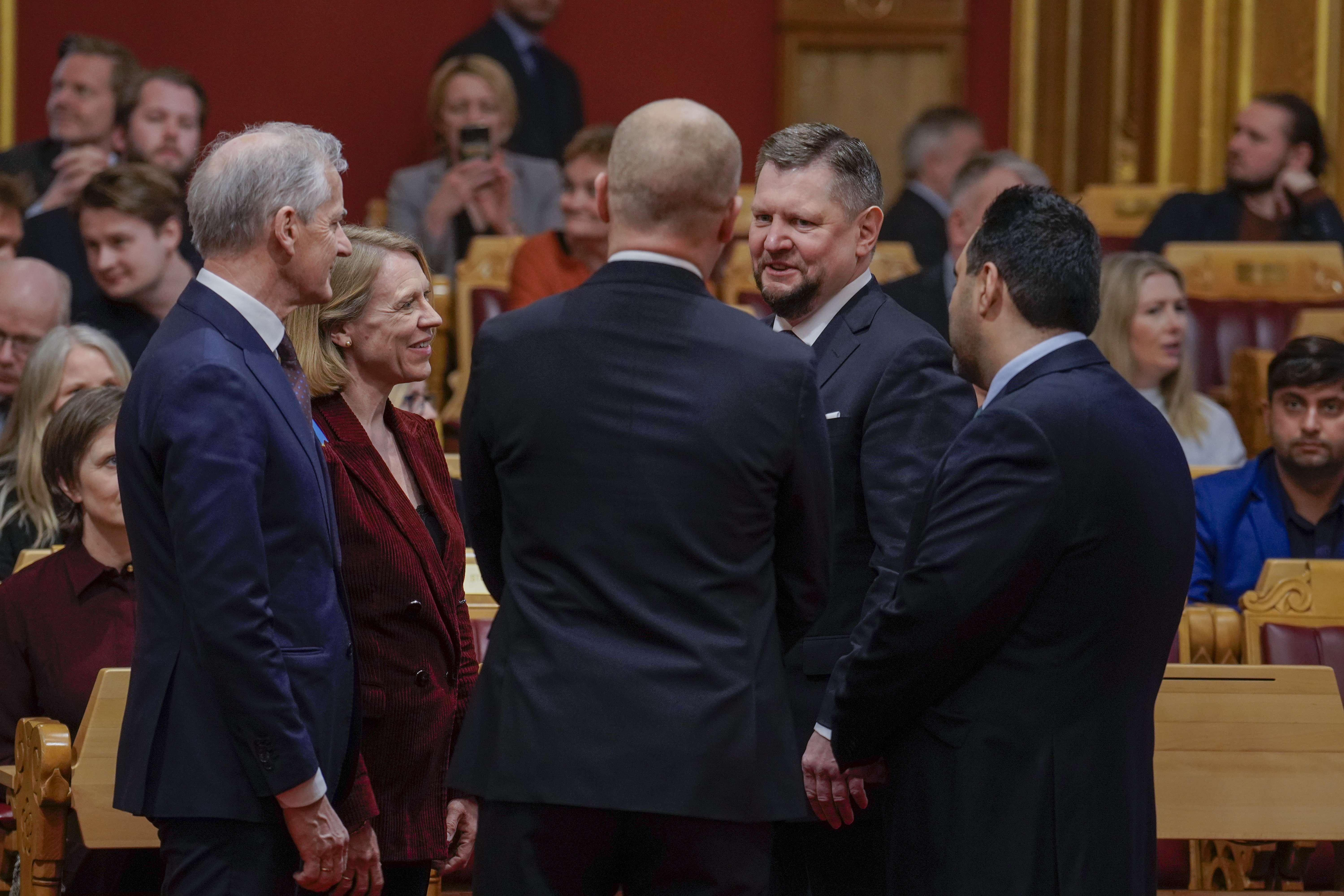 Statsminister Jonas Gahr Støre, utenriksminister Anniken Huitfeldt, finansminister Trygve Slagsvold Vedum og stortingspresident Masud Gharahkhani hilser på Ukrainas ambassadør til Norge, Vjatsjeslav Jatsjuk, i stortingssalen før Ukrainas president Volodymyr Zelenskyj tale til Stortinget.
Foto: Heiko Junge / POOL / NTB