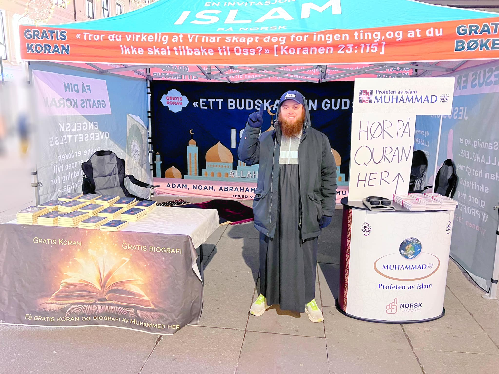 STAND: Frontfigur Yousef Dawah har lagt ut dette bildet av Norsk Dawahs stand og styreleder Fredrik Bjelland på Facebook.