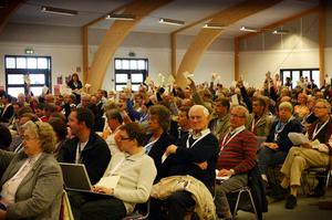 Omröstning med röstlappar på EFK:s kongress på Torp 13-15 maj 2010.