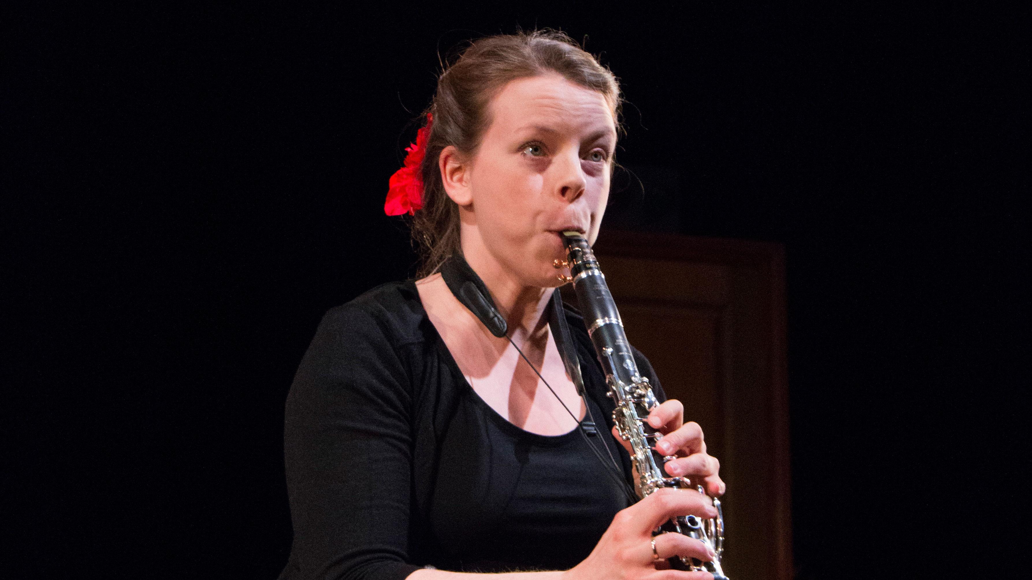 Bildet viser Ingeborg Elisabeth Moe som spiller klarinett.