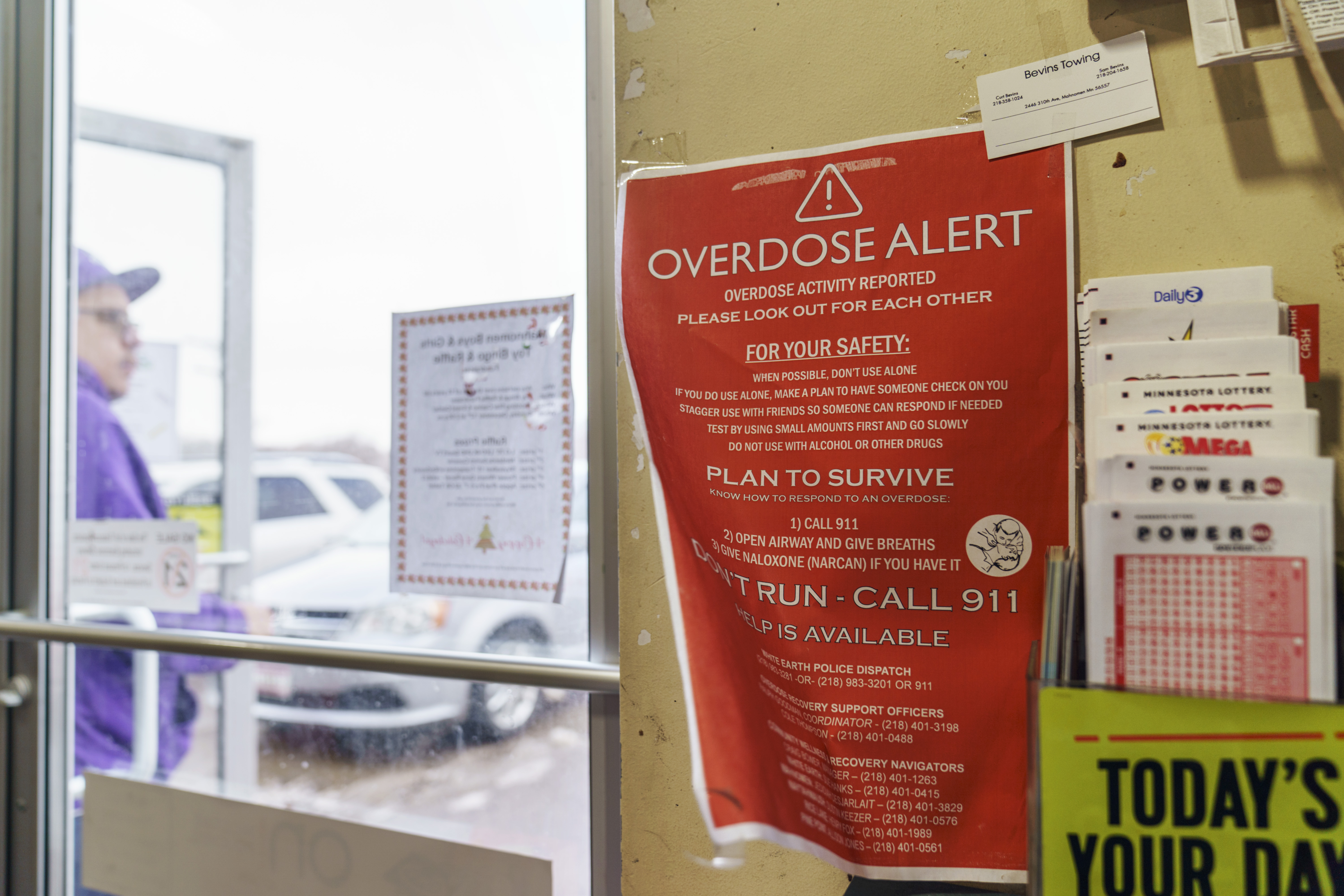 Det er hengt opp store, røde plakater på bensinstasjoner og andre bygninger der det advares om faren for overdoser i White Earth-reservatet i Ogema, Minnesota. Under pandemien har antall overdosedødsfall økt kraftig i indianerreservatene. Foto: David Goldman / AP / NTB