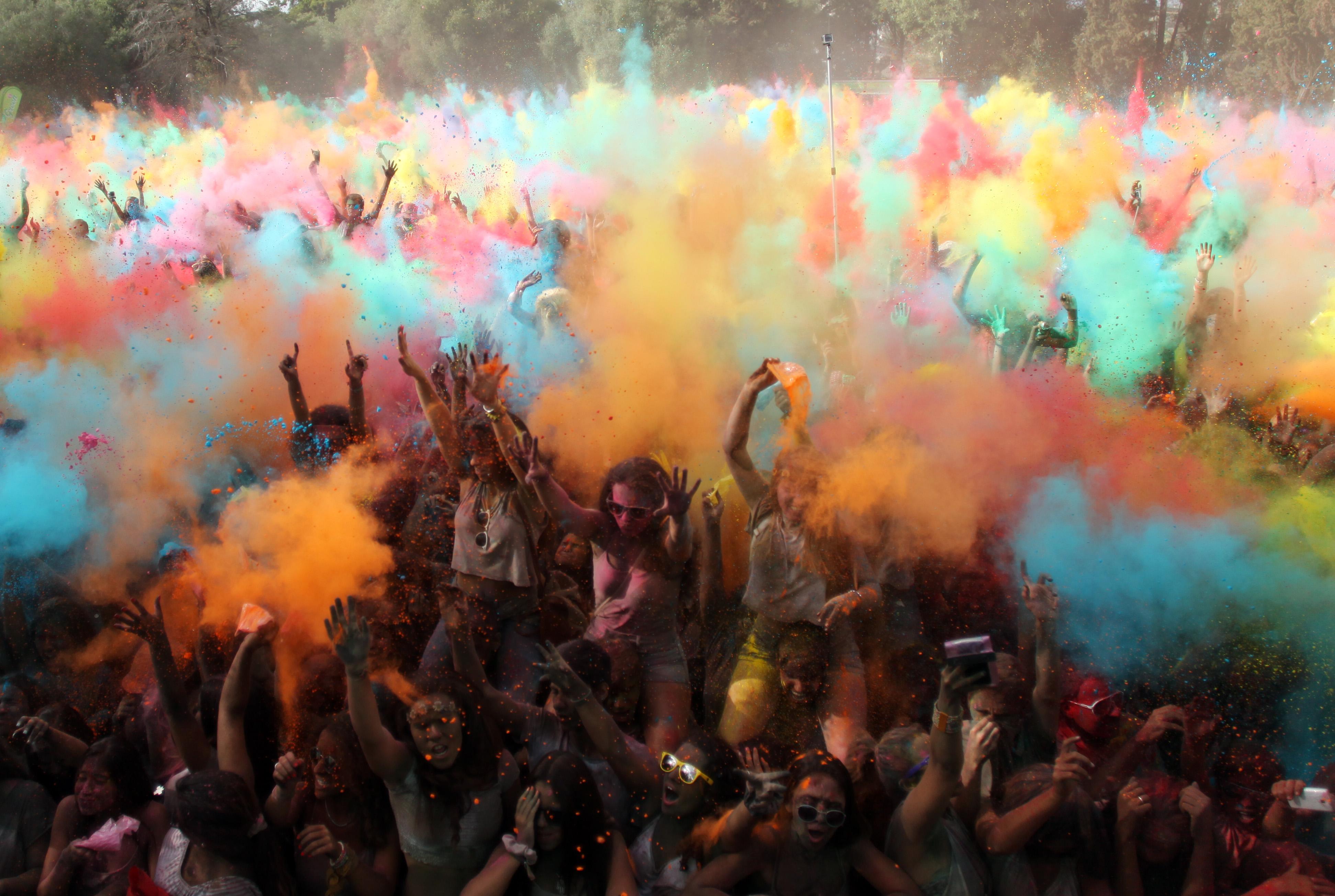 Revelers throw coloured powder in the air during the Holi Festival of Colors, in Lisbon, Sunday, Sept. 14 2014. The festival is fashioned after the Hindu spring festival Holi, which is mainly celebrated in some regions of India and Nepal. (AP Photo/Francisco Seco) / TT / kod 436