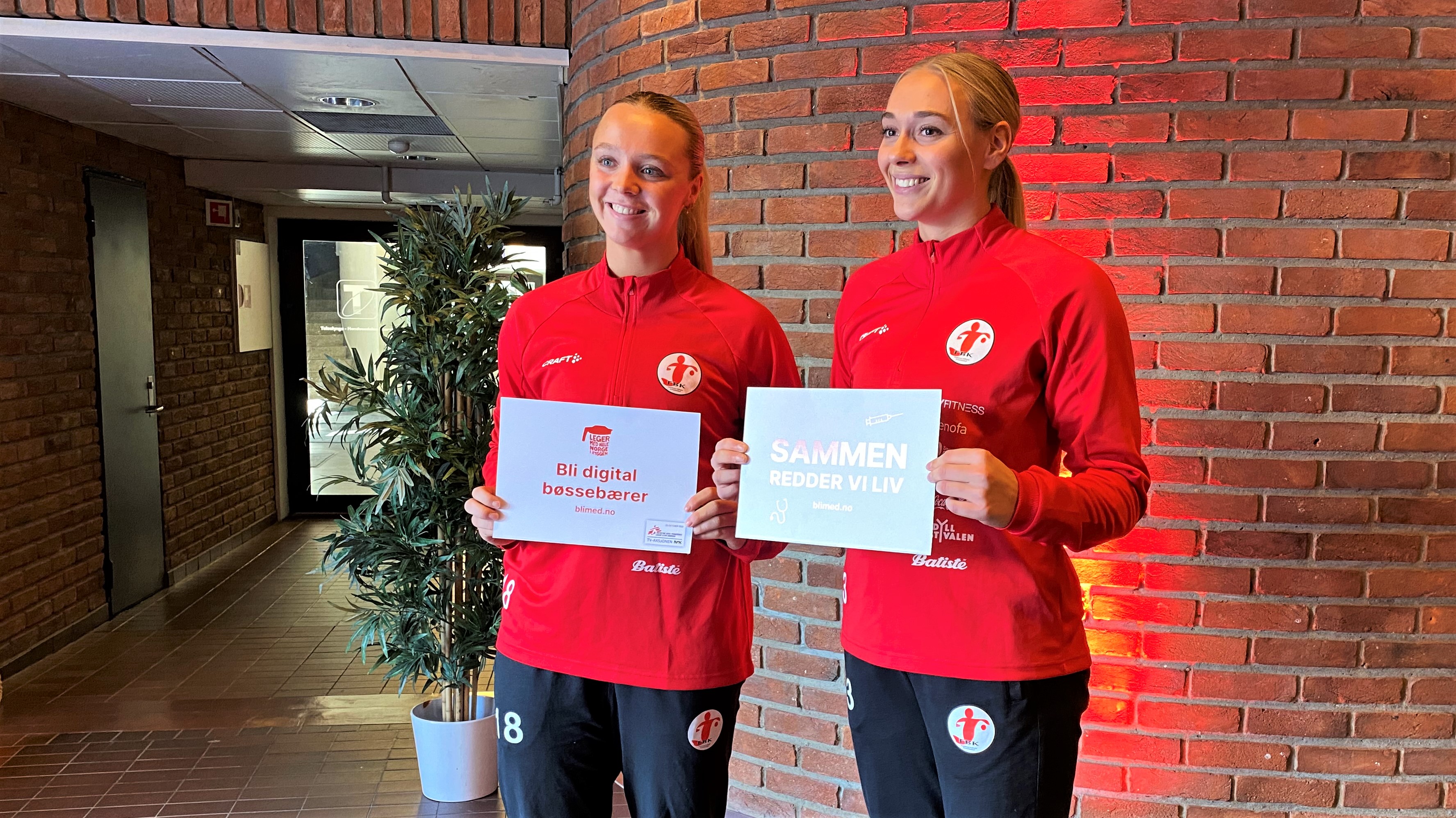 FBK-spillerne Julie Hulleberg (t.v.) og Runa Heimsjø Sand er ambassadører for TV-aksjonen 2022 i Fredrikstad.
