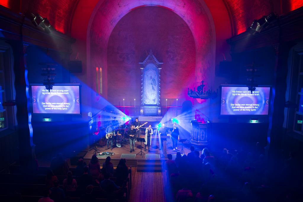 Den tradisjonelt utsmykkede Markus kirke blir malt i scenelys og røyk når Jesus Church feirer gudstjeneste.