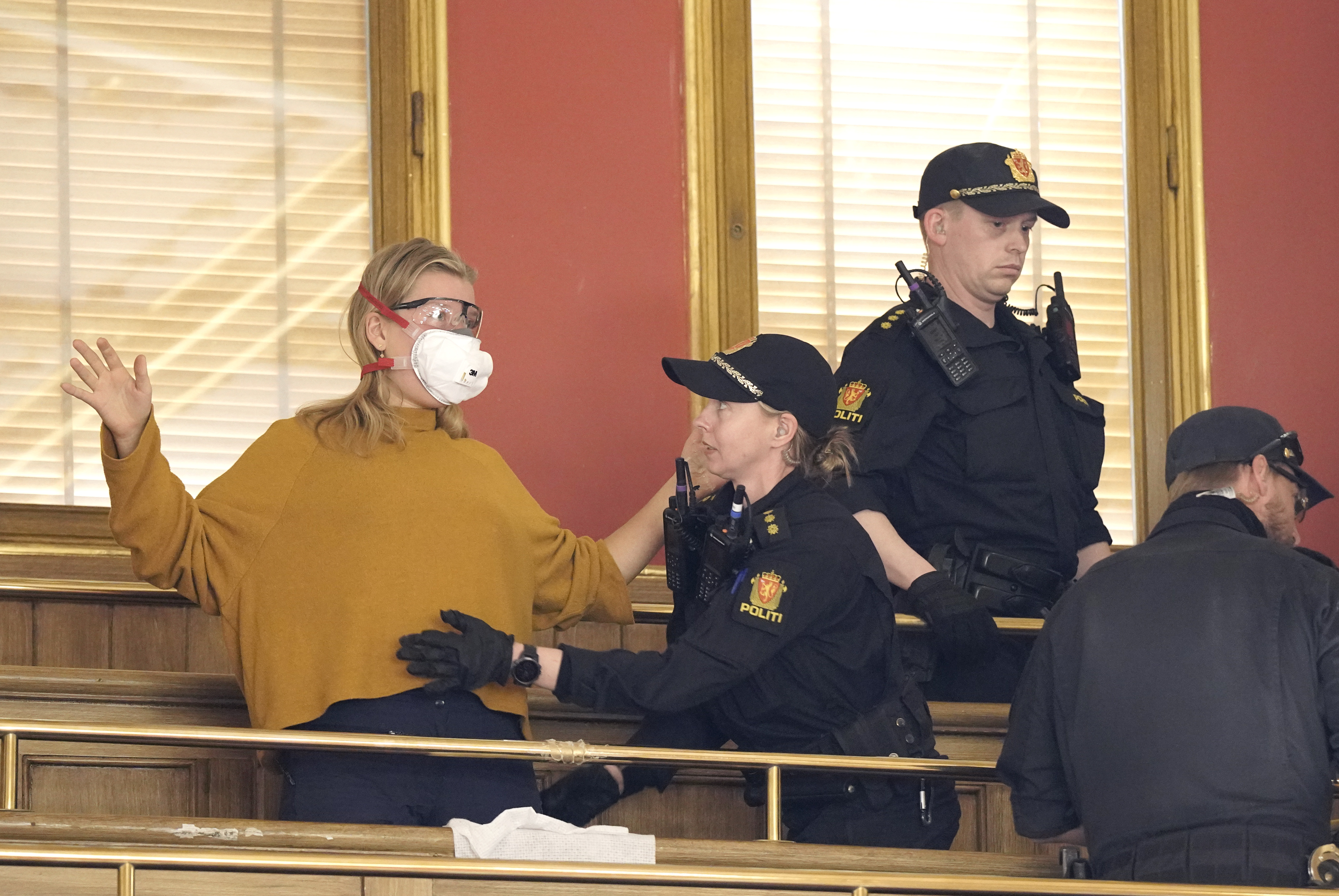 Aktivister tilknyttet Extinction Rebellion aksjonerer på innsiden av Stortinget i dag. Demonstranter skapte støy og leven under stortingets spørretime onsdag, og limte seg fast med superlim.