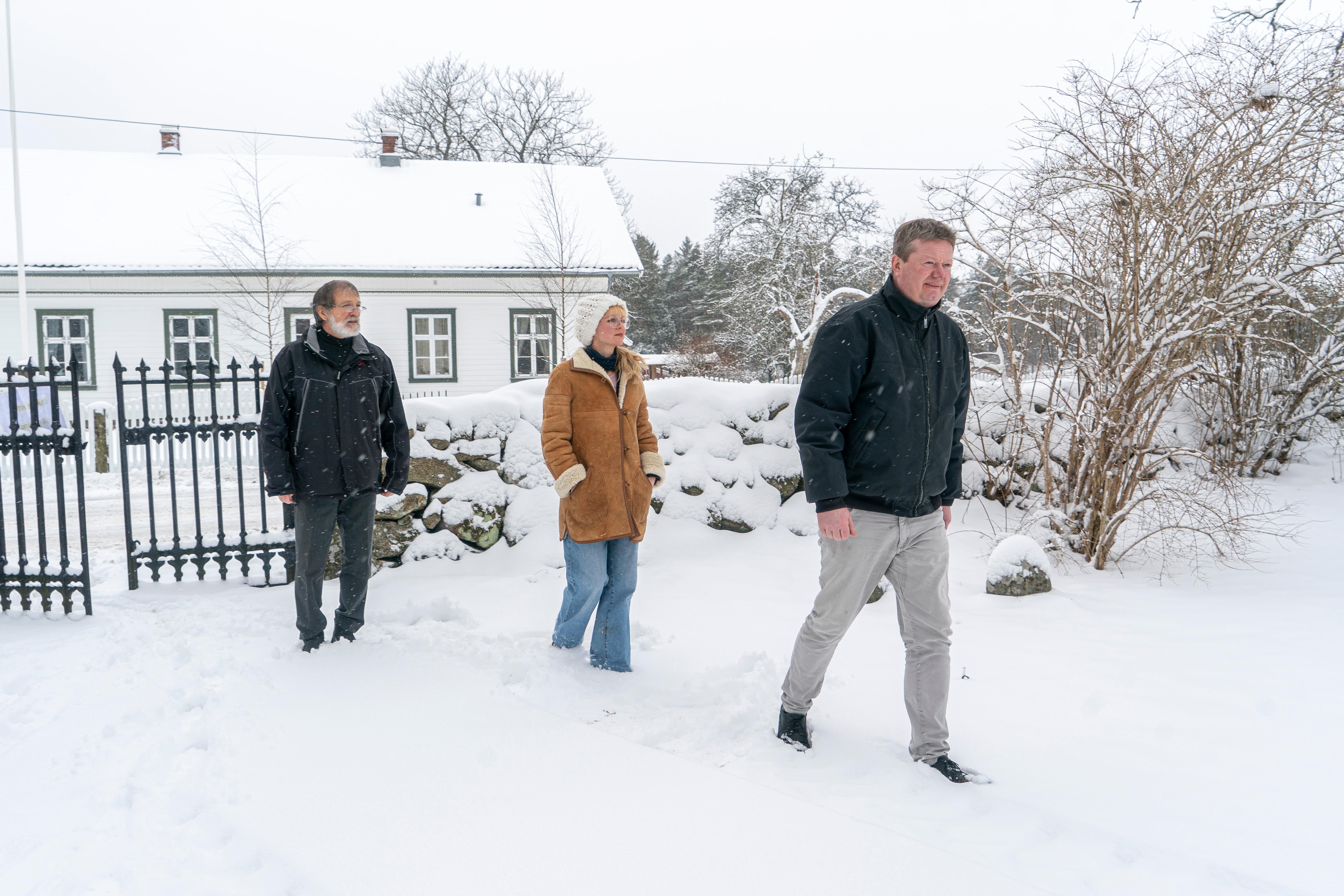 Ordfører i Hvaler kommune Mona Vauger (Ap) og rådmann Geir Kvisten ved Hvaler kirke. Einar Moland