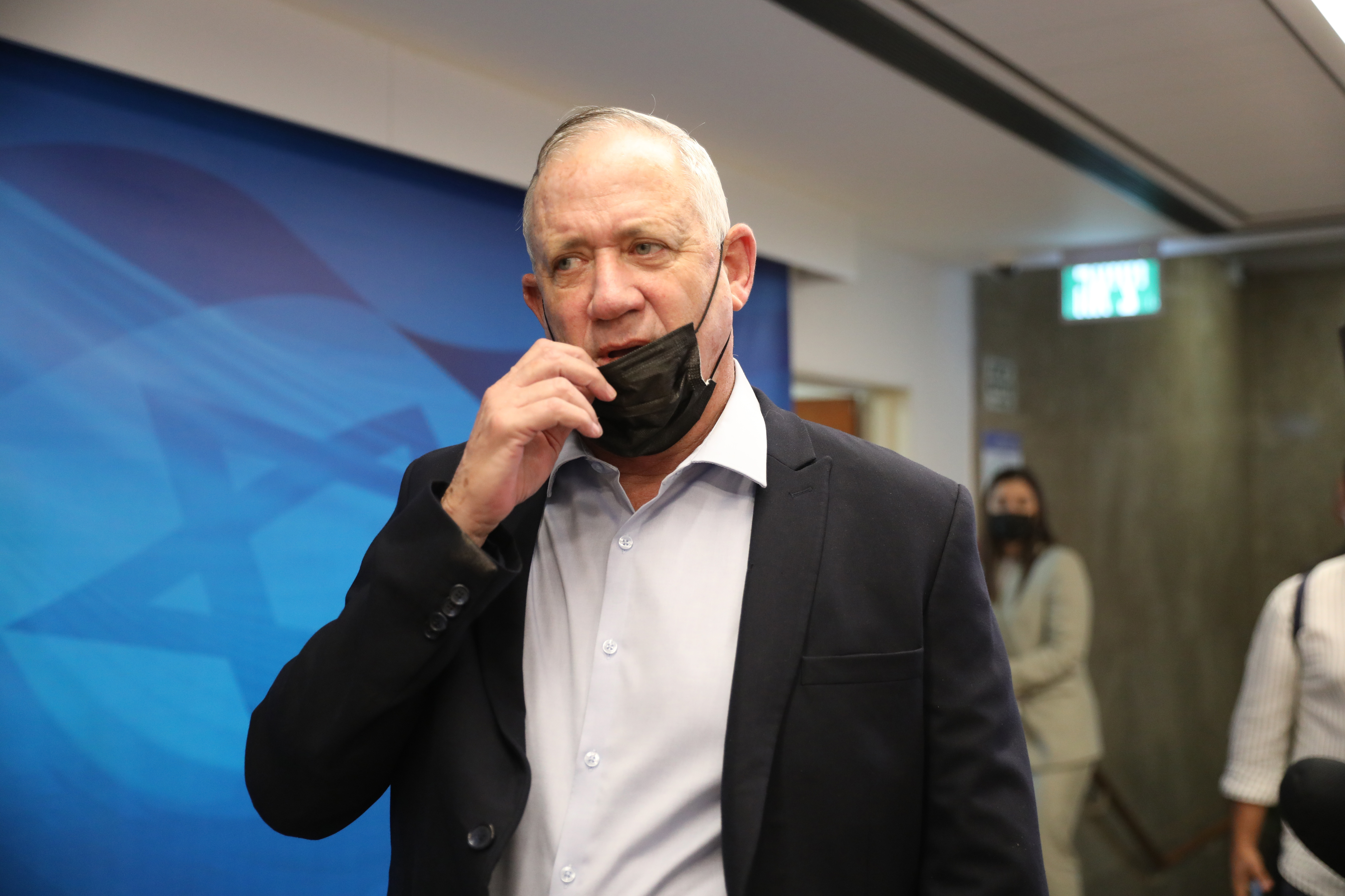 Israels forsvarsminister Benny Gantz (bildet) har møtt den palestinske presidenten Mahmoud Abbas. Det gir håp om at de to partene igjen vil begynne å kommunisere. Foto: Abir Sultan / Pool Photo via AP / NTB