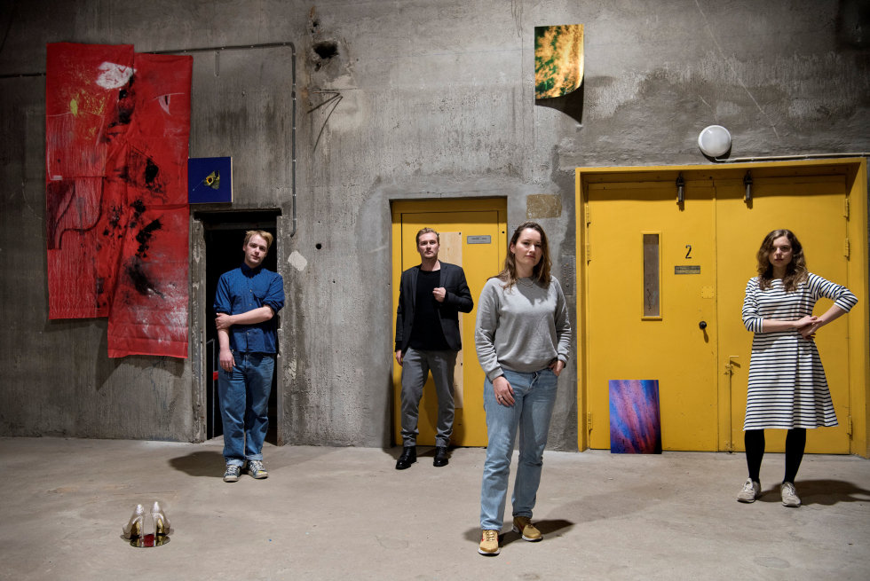 Teknologi møter dystopi i utstillingen «Concrete island»: Henrik Olai Kaarstein, Sandra Vaka Olsen og Ilija Wyller (til høyre) er tre av de syv kunstnerne som gallerist Christian Torp (nummer to fra venstre) har invitert til å stille ut i det tidligere kabeltårnet til STK på Økern.