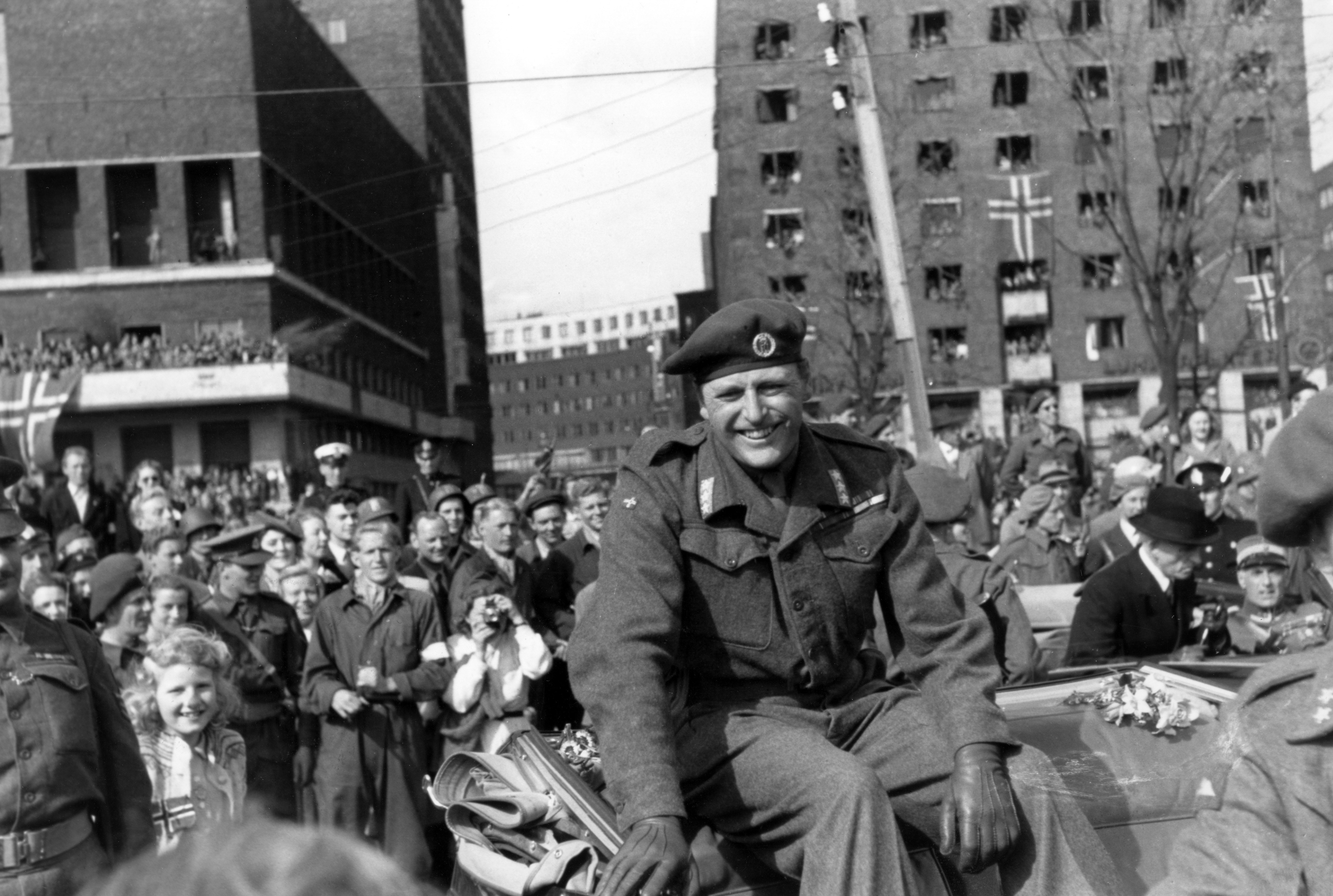 Kronprins Olav får ein varm velkomst då han kjem tilbake til Noreg etter krigen 13. mai 1945. Han blir møtt av store folkemengder på Rådhusplassen.