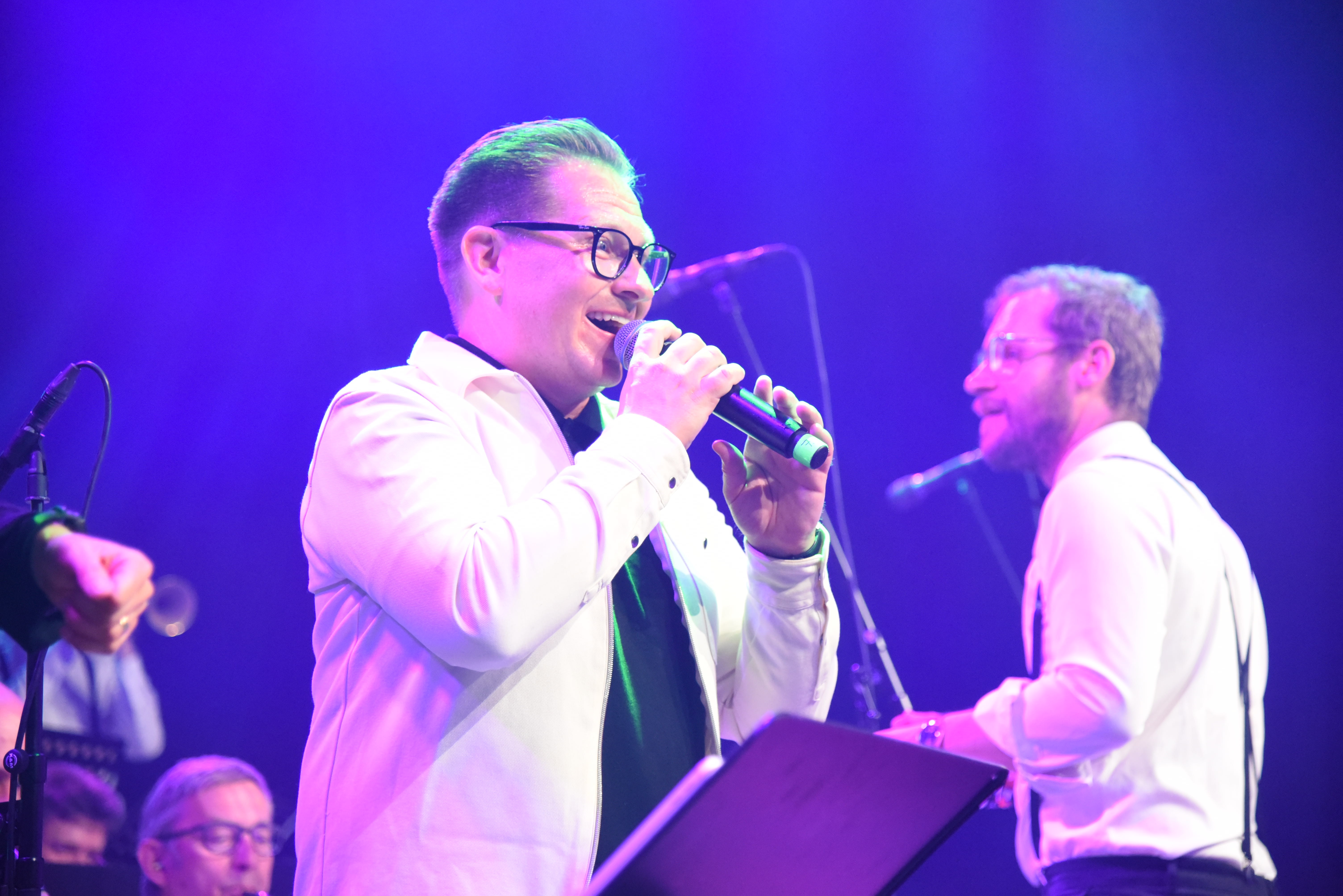 Gullbrannafestivalen 2022. Samuel Ljungblahd sjöng tillsammans med Bodekull Gospel & Jazz Orchestra ledda av Christoffer Wallin.