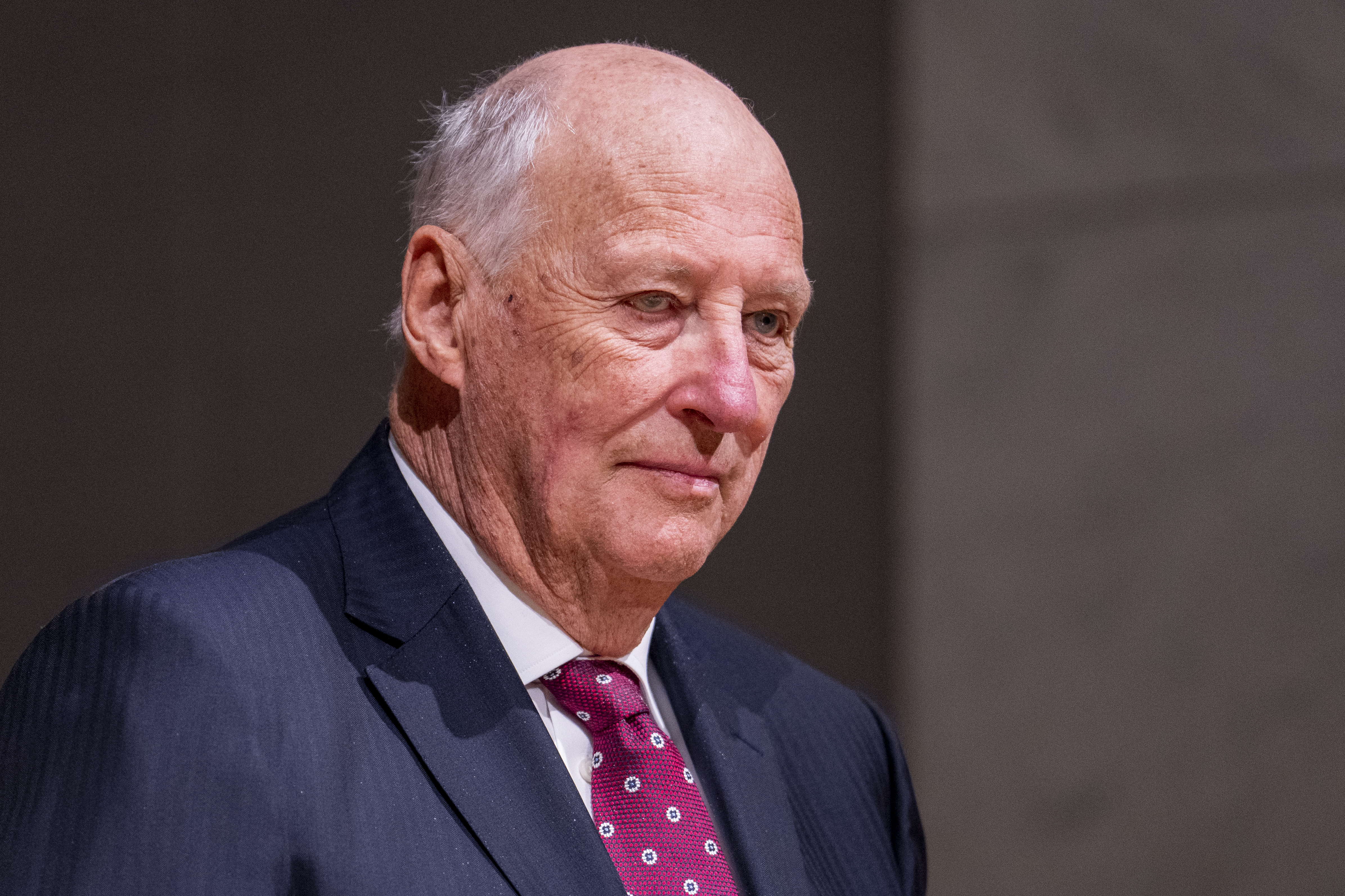 Kong Harald innlagt – tilstanden er stabil