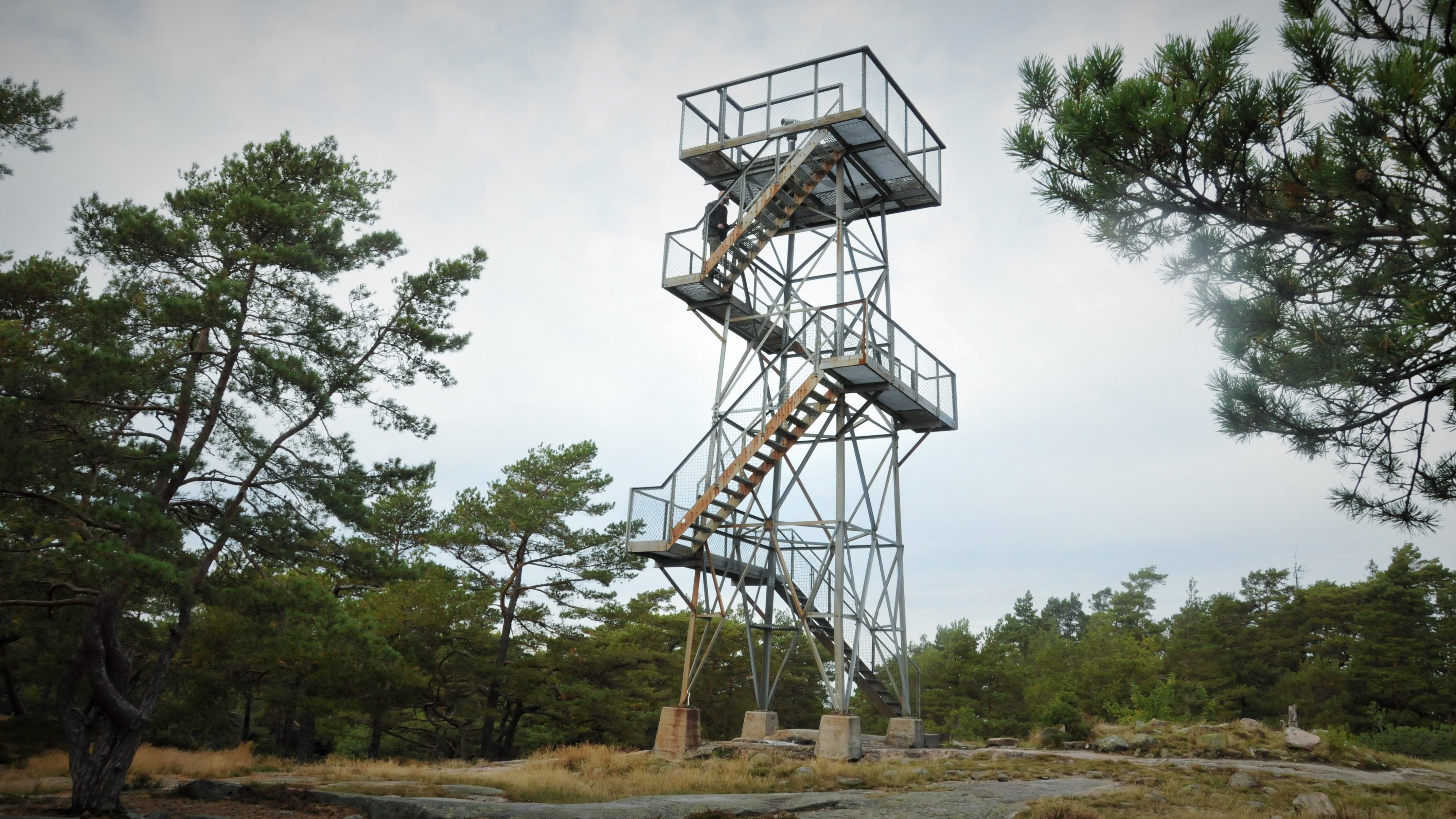 Det elleve meter høye tårnet gir panoramautsikt over Østlandet. Nå er det også montert opp en kikkert, så du kan se detaljer bedre. Kanskje ser du ditt eget hus?