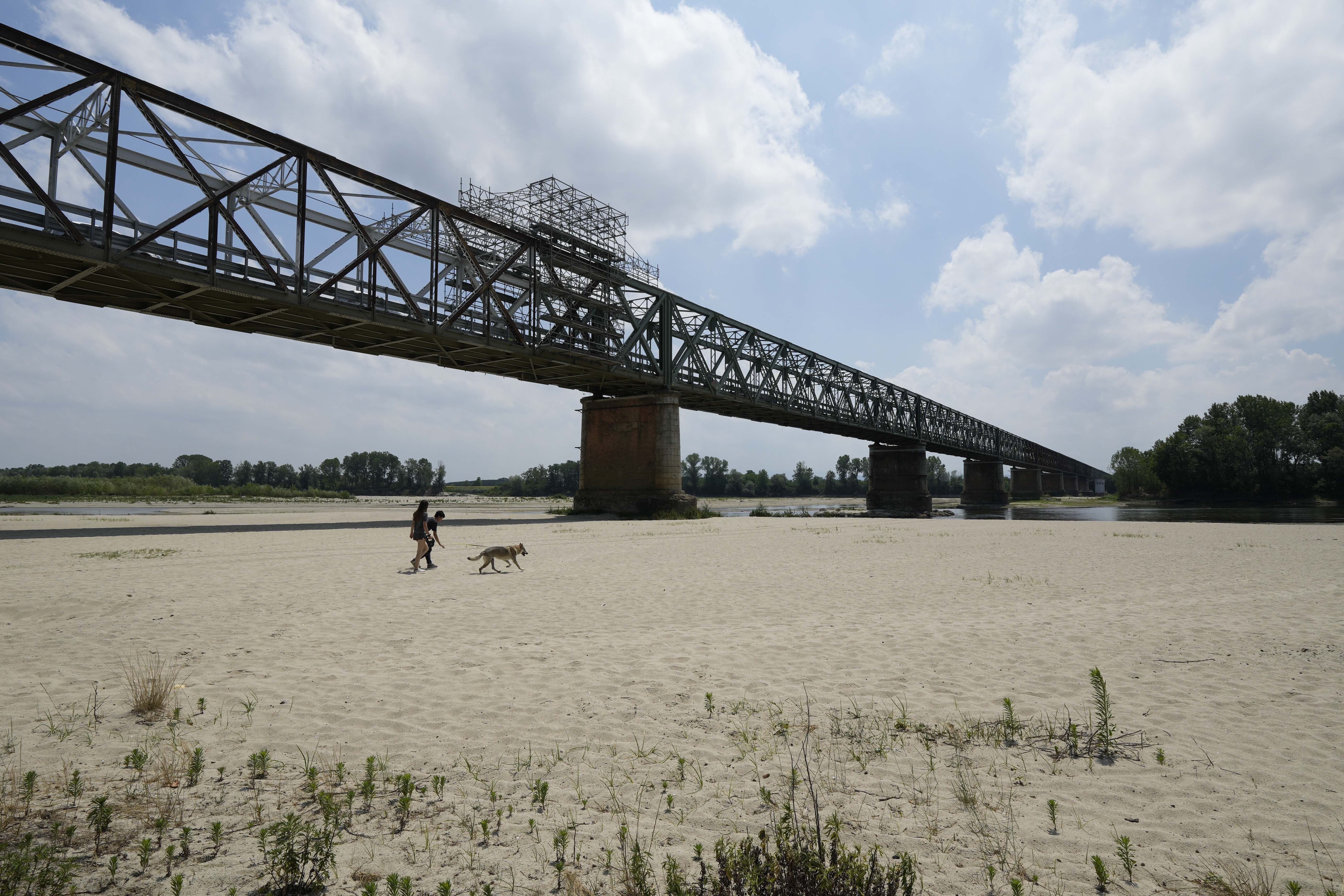 Utsikt over elveleiet Po i Linarolo i Italia 25. juni. Store deler av elveleiet er forvandlet til en sandstrand. Foto: Luca Bruno / AP / NTB