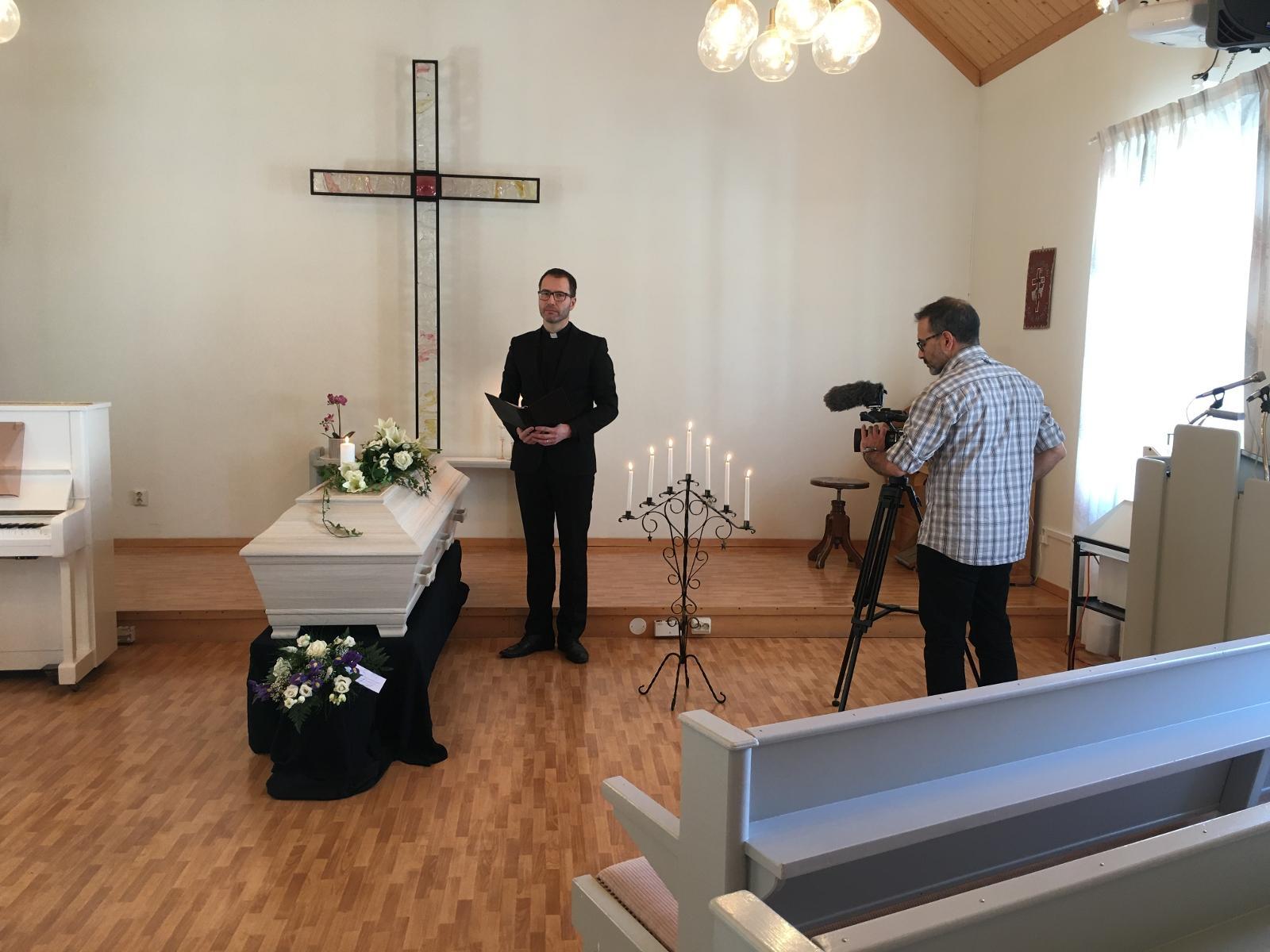 Niclas Strindell, pastor i Pingstförsamlingen Västerbottens mellanbygd, håller en begravning som filmas för de anhöriga som inte är på plats. Nackarna tillhör Petra Lindberg, sångsolist, och Nils Ekman, pianist/organist.