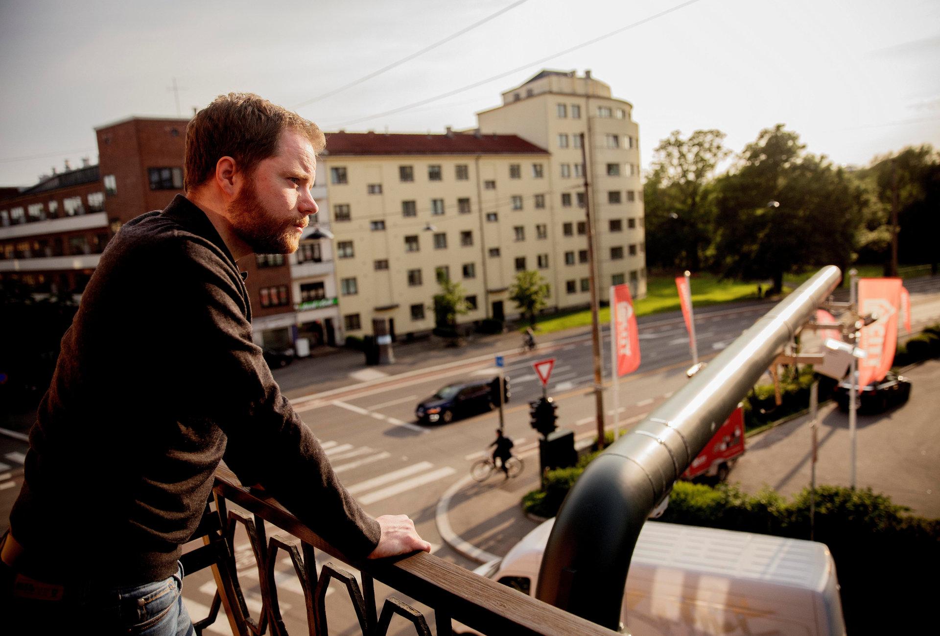 balkong: Arne B. Øystese kjøpte leiligheten for to år siden. FOTO: HILDE UNOSEN