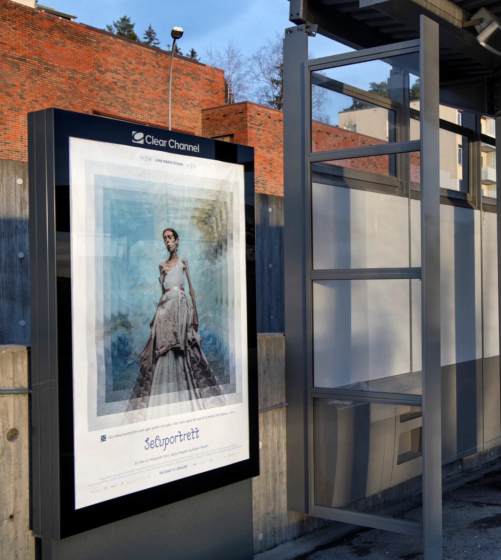 Filmplakaten til «Selvportrett» er blitt markedsført på busstopp og i det      offentlige rom i norske byer, med bilde av anoreksisyke Lene Marie Fossen i helfigur. Spiseforstyrrelses­foreningen er kritisk til markedsføringskampanjen. Begge foto: Mimsy Møller