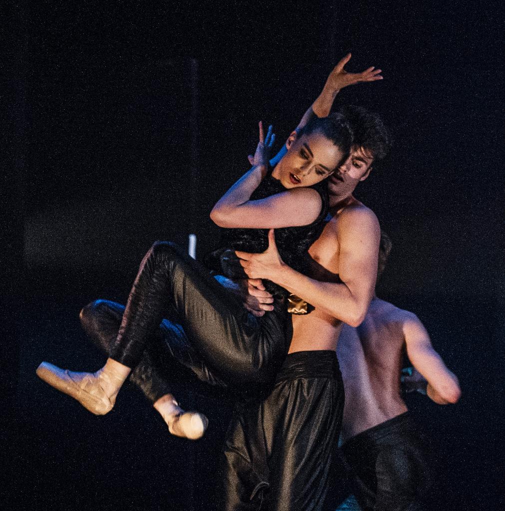 Balletten  danses til musikk av John Adams og er skapt spesielt for Nasjonalballetten UNG. Den skildrer vår reise gjennom livet.