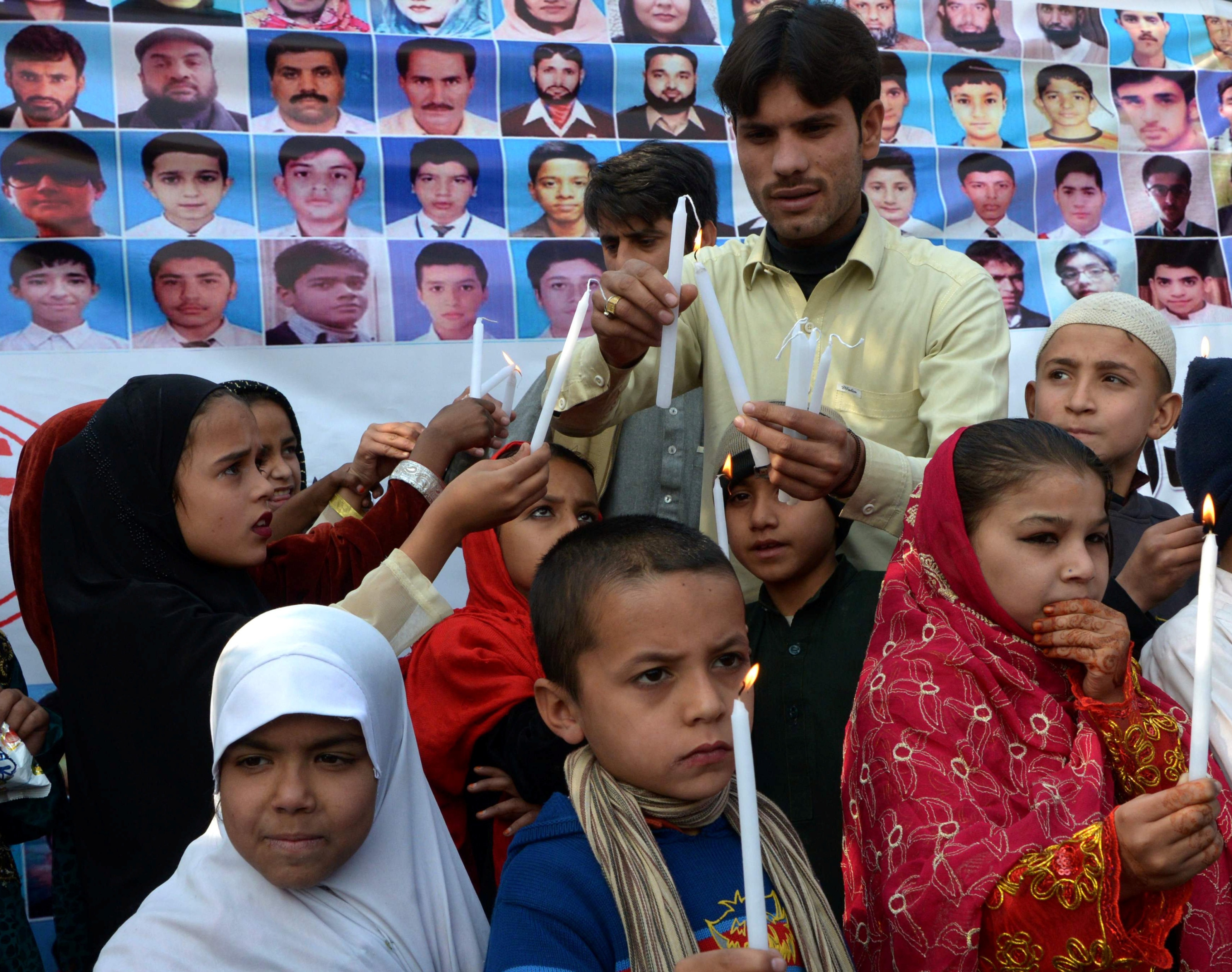 Angrepet på en skole i Peshawar i Pakistan i 2014 er et av de verste verden har sett. Her toårsdagen i desember.