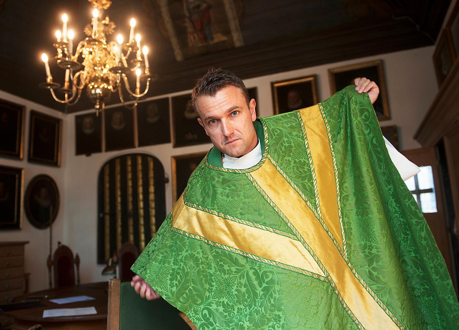 Tenor Mathias Gillebo tar på seg prestedrakt for å forrette messe i Oslo domkirke.