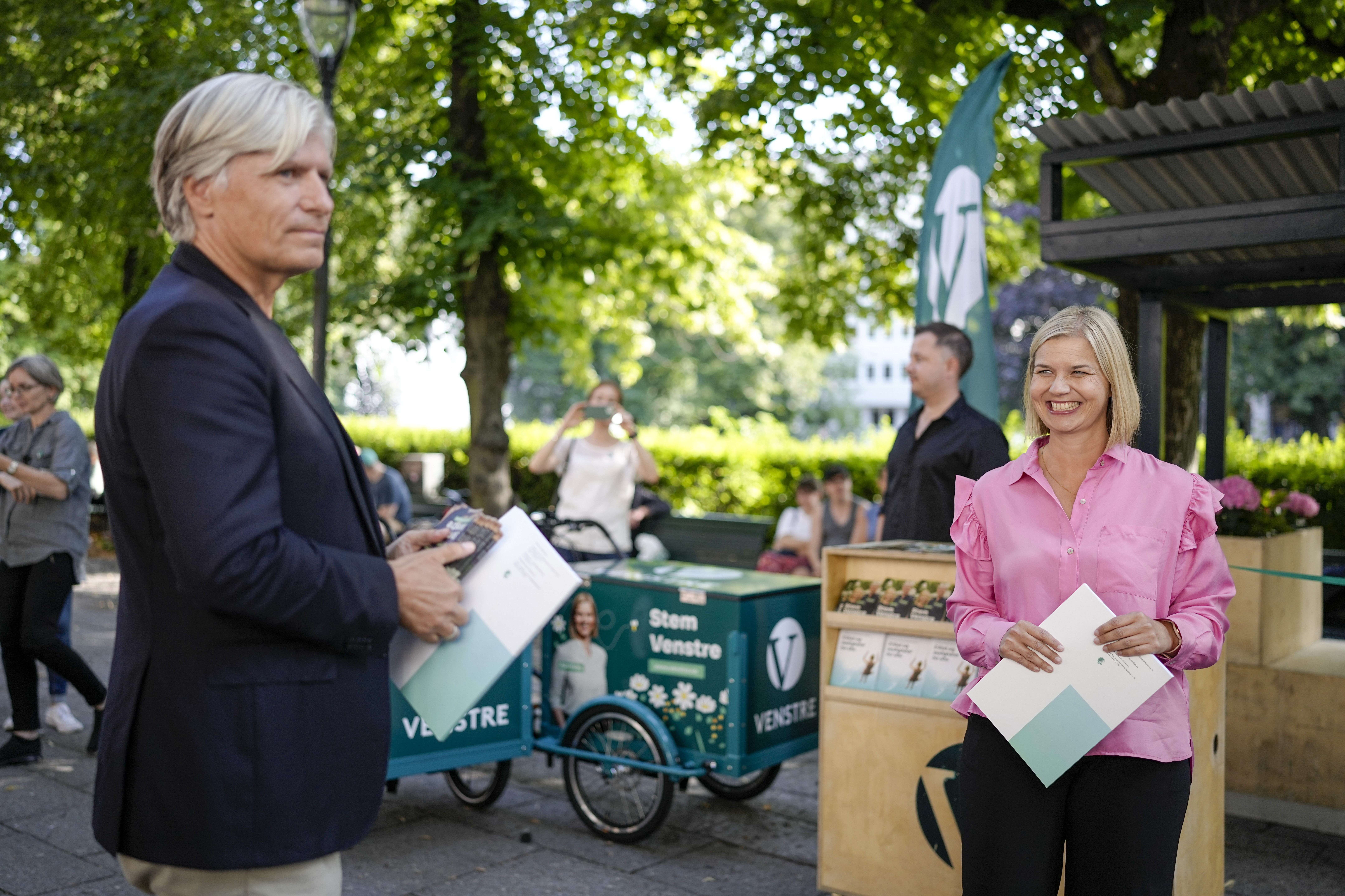 Oslo 20210810. 
Partileder og 1. kandidat i Oslo, Guri Melby og stortingsrepresentant Ola Elvestuen åpner Venstres valgkamp ved Venstres valgbod på Karl Johan tirsdag ettermiddag.
Foto: Fredrik Hagen / NTB