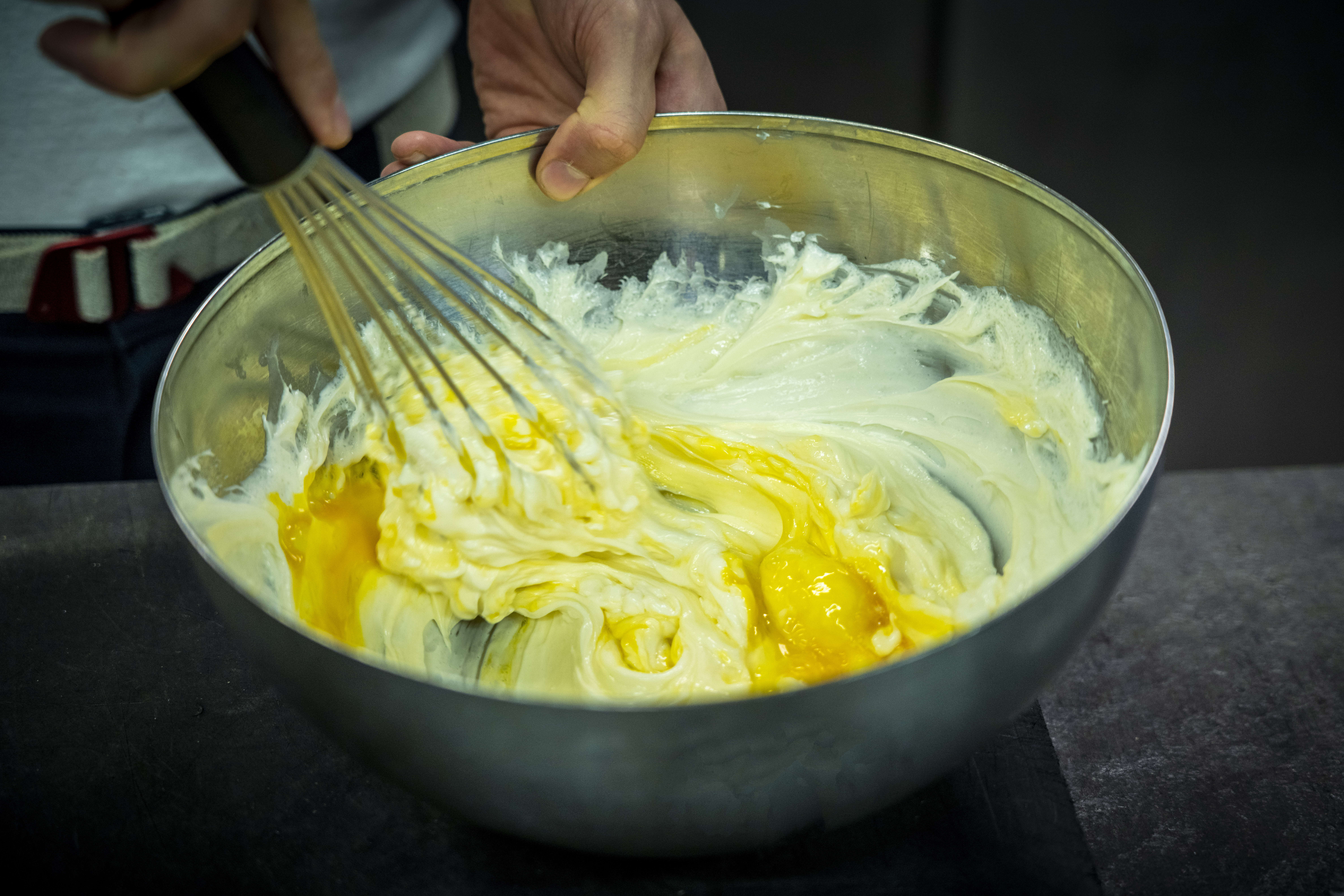 Kremost , fløte og egg er de tre hovedingrediensene i baskisk ostekake.