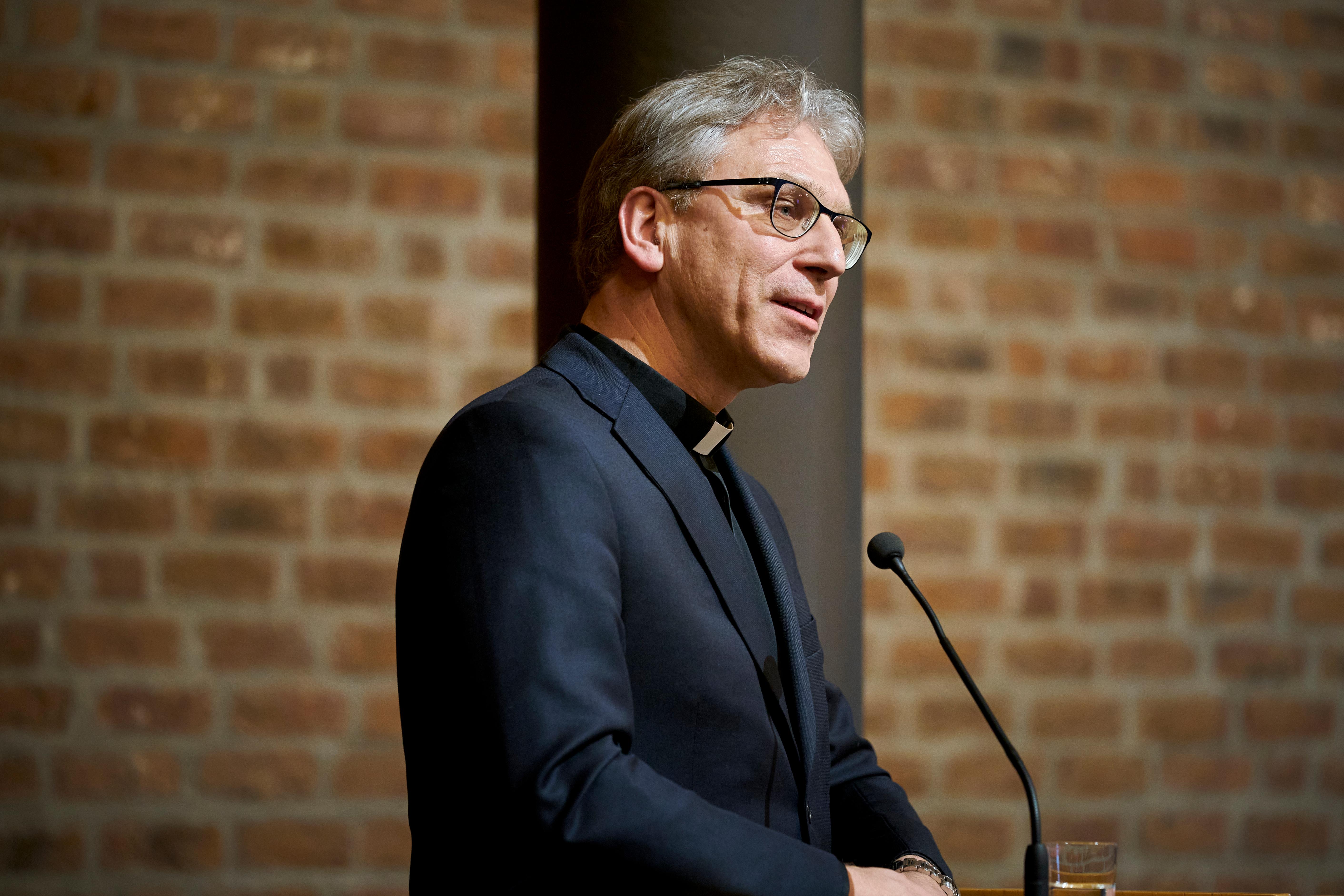 Trondheim 20200130. 
Olav Fykse Tveit ble presentert som ny preses for Den norske kirke torsdag formiddag i erkebispegården i Trondheim. Tilstede er også Kirkerådets leder Kristin Gunleiksrud Raaum, direktør Ingrid Vad Nilsen delta, og tidligere preses Helga Haugland Byfuglien.
Foto: Ole Martin Wold / NTB scanpix