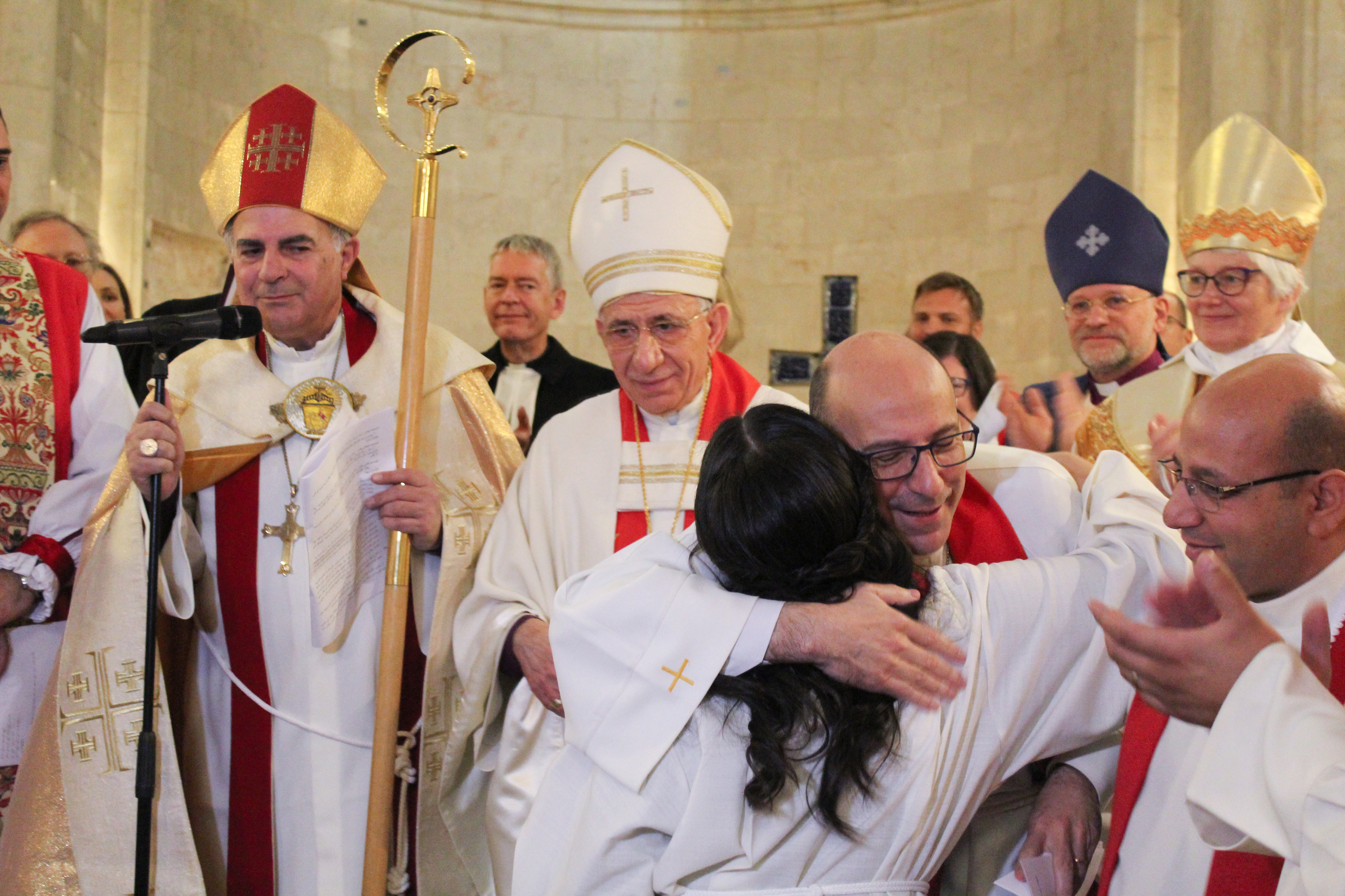 Det är hög stämning när Sally Azar som första palestinska kvinna vigs till präst i
den stora Frälsarens kyrka (Church of the Redeemer) i Jerusalem.