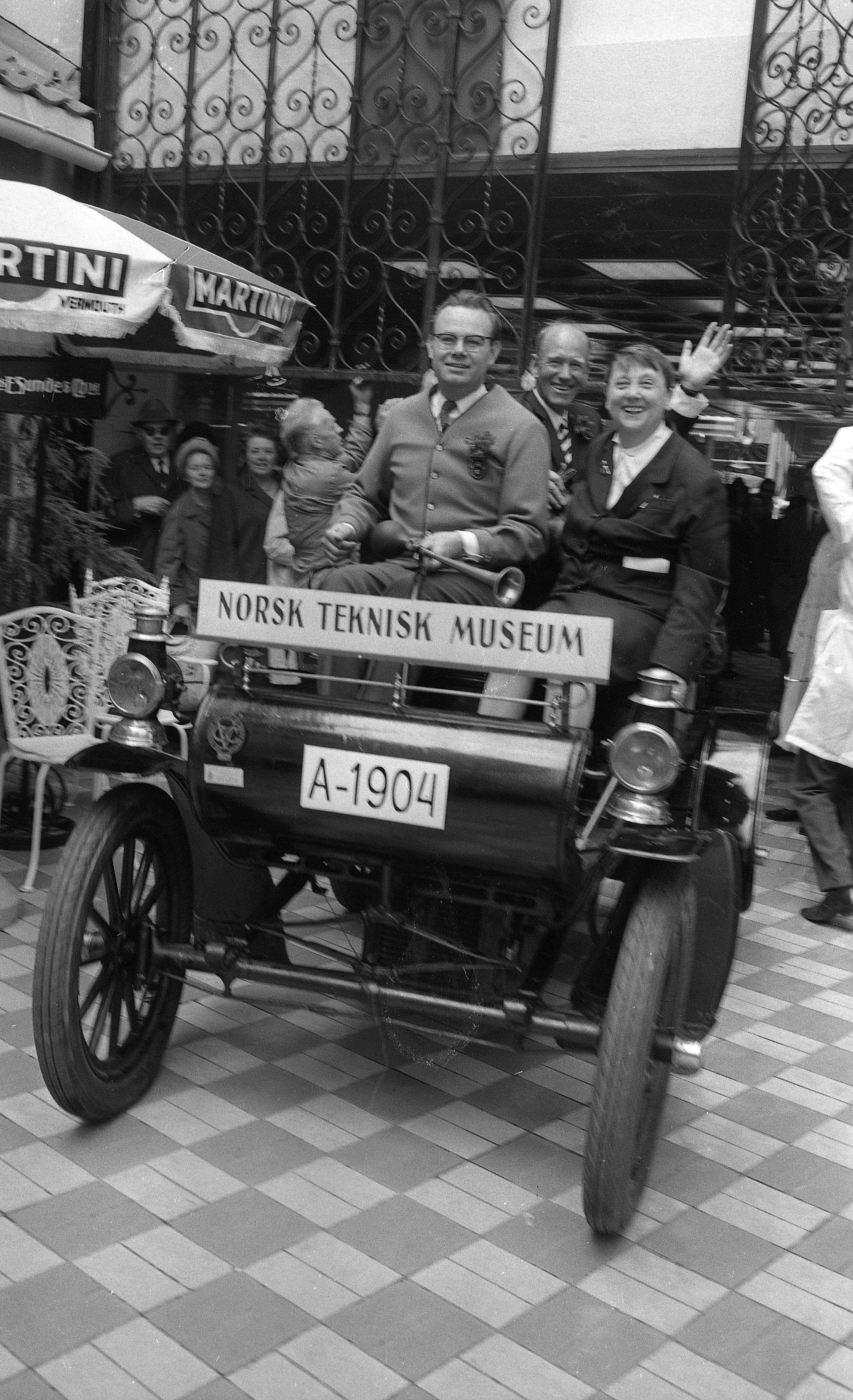 Åpningen av gågata «Strøget» mellom Torggata og Storgata 21. mai 1970. Olav Thon (i midten) og turistsjef Alfhild Hovdan i en veteranbil fra Norsk Teknisk Museum.