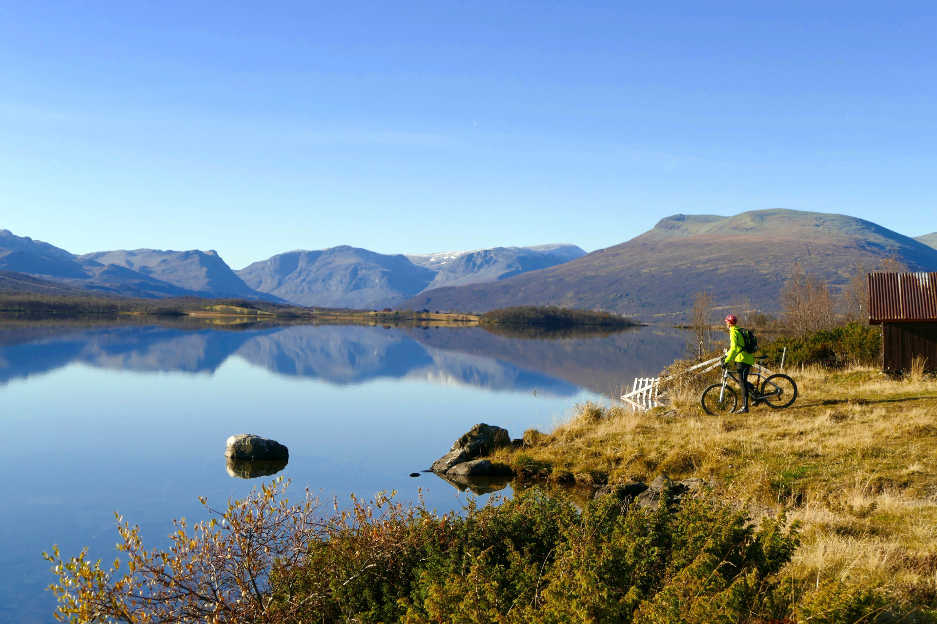 Blikkstille sykkellykke ved Storfjorden. Ta deg en forfriskende dukkert!