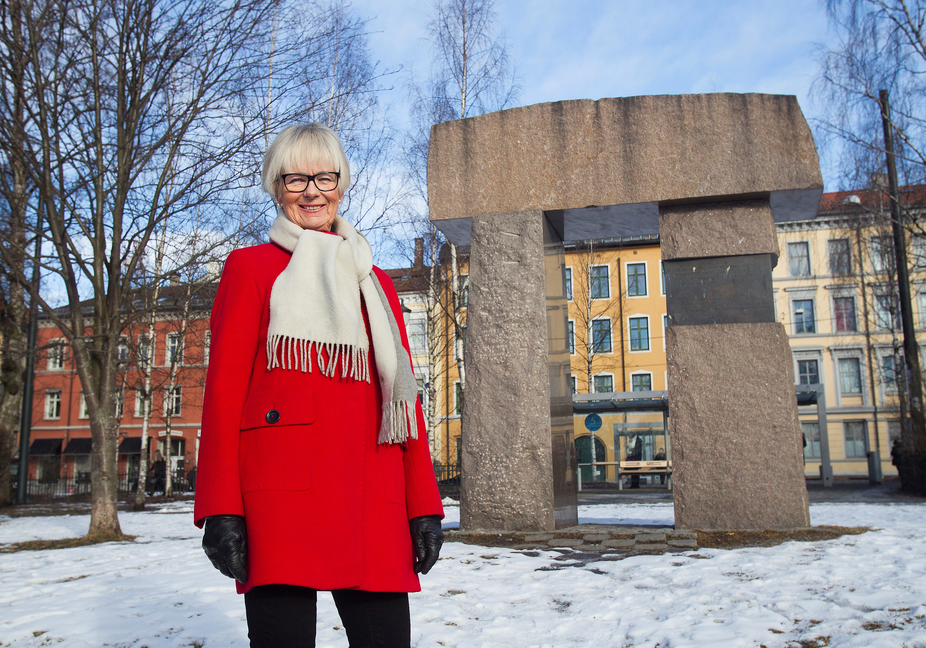 Ved Spaniamonumentet i Birkelunden: Forfatter og tidligere redaktør Elisabeth Vislie har skrevet biografien om Gerda Grepp.