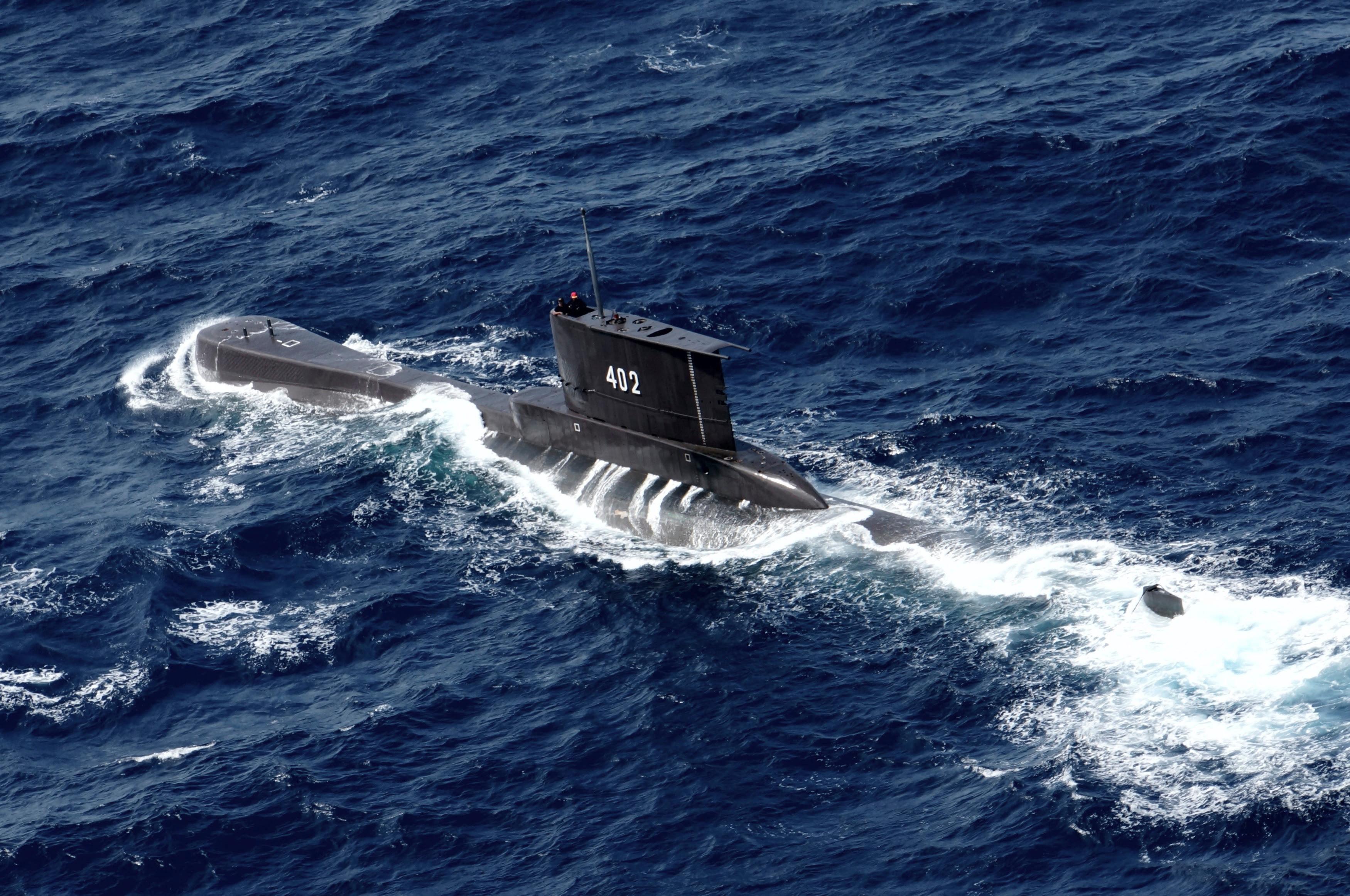 Tror savnet ubåt er på 700 meters dyp