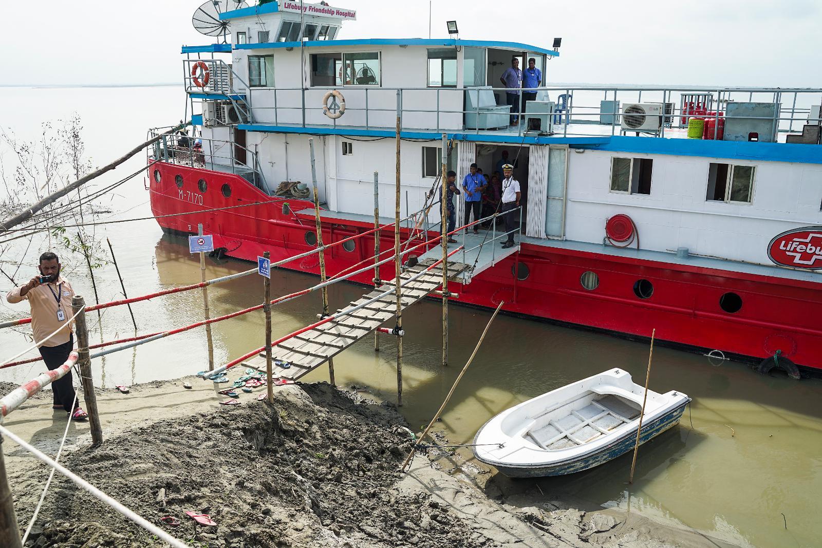 Organisationen Friendship driver flera sjukhusfartyg i Bangladesh, vilka når människor som har långt till vanlig sjukvård.