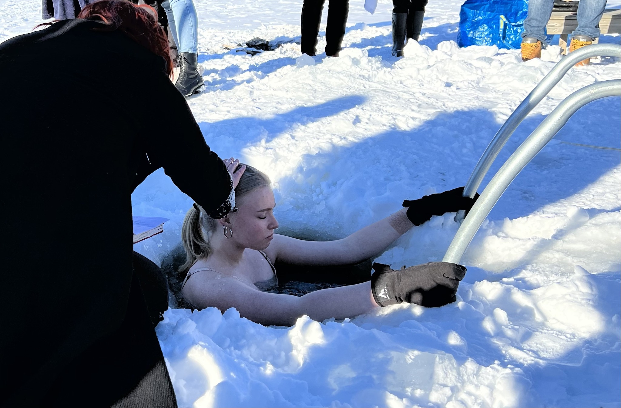 Gabriel och Selina lät döpa sig i en isvak